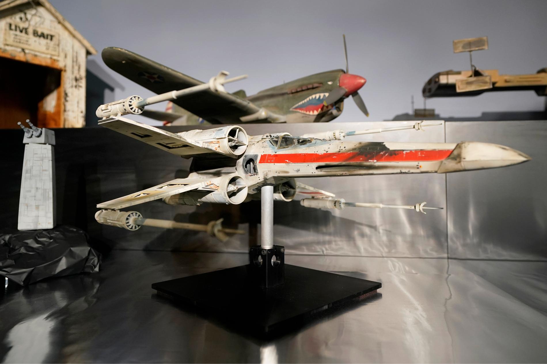 Miniatyrmodell av en X-wing Starfighter från ”Star wars” på 70-talet.