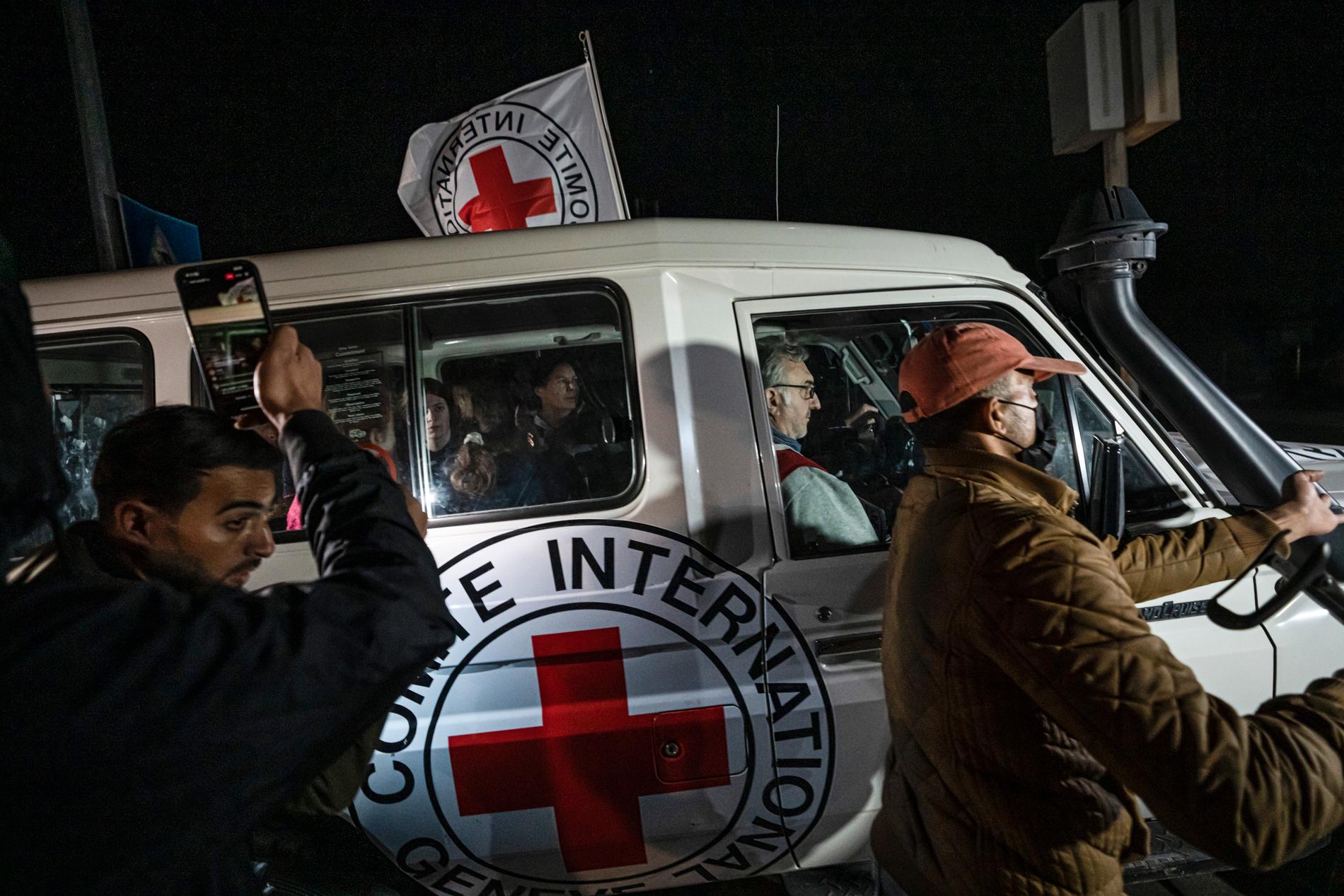 En buss från Röda Korset transporterar israelisk gisslan, 25 november.