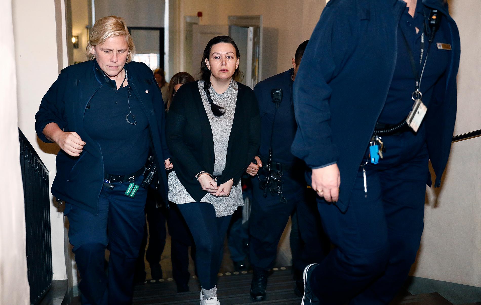 Johanna Möller - dömd till livstidsfängelse för de sk "sommarstugemorden" leds in i Svea hovrätt för förhandlingar under tisdagen efter att hon har överklagat tingsrättens dom.  