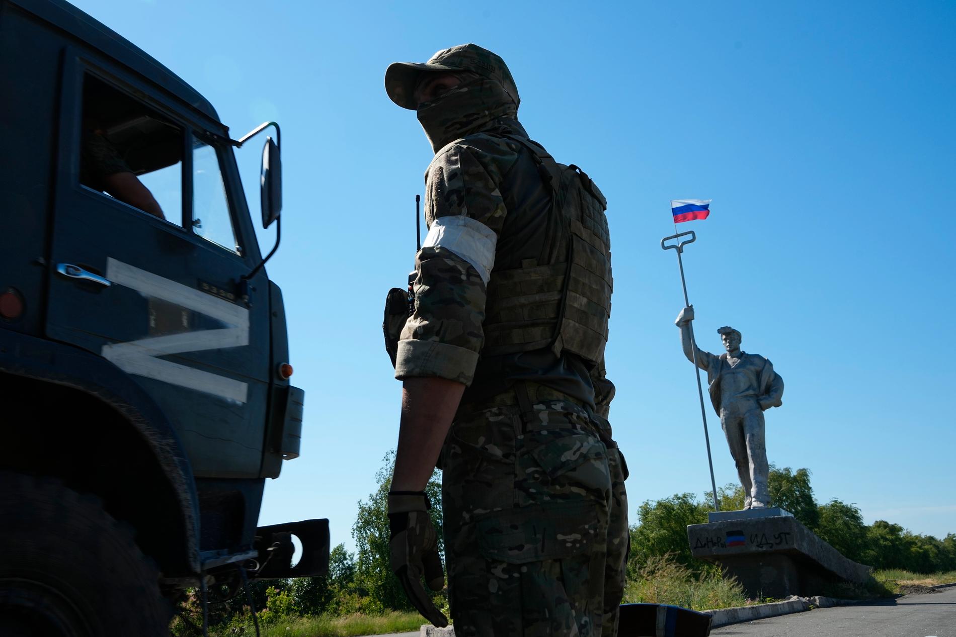Rysk militär vid gränsen till Mariupol. 