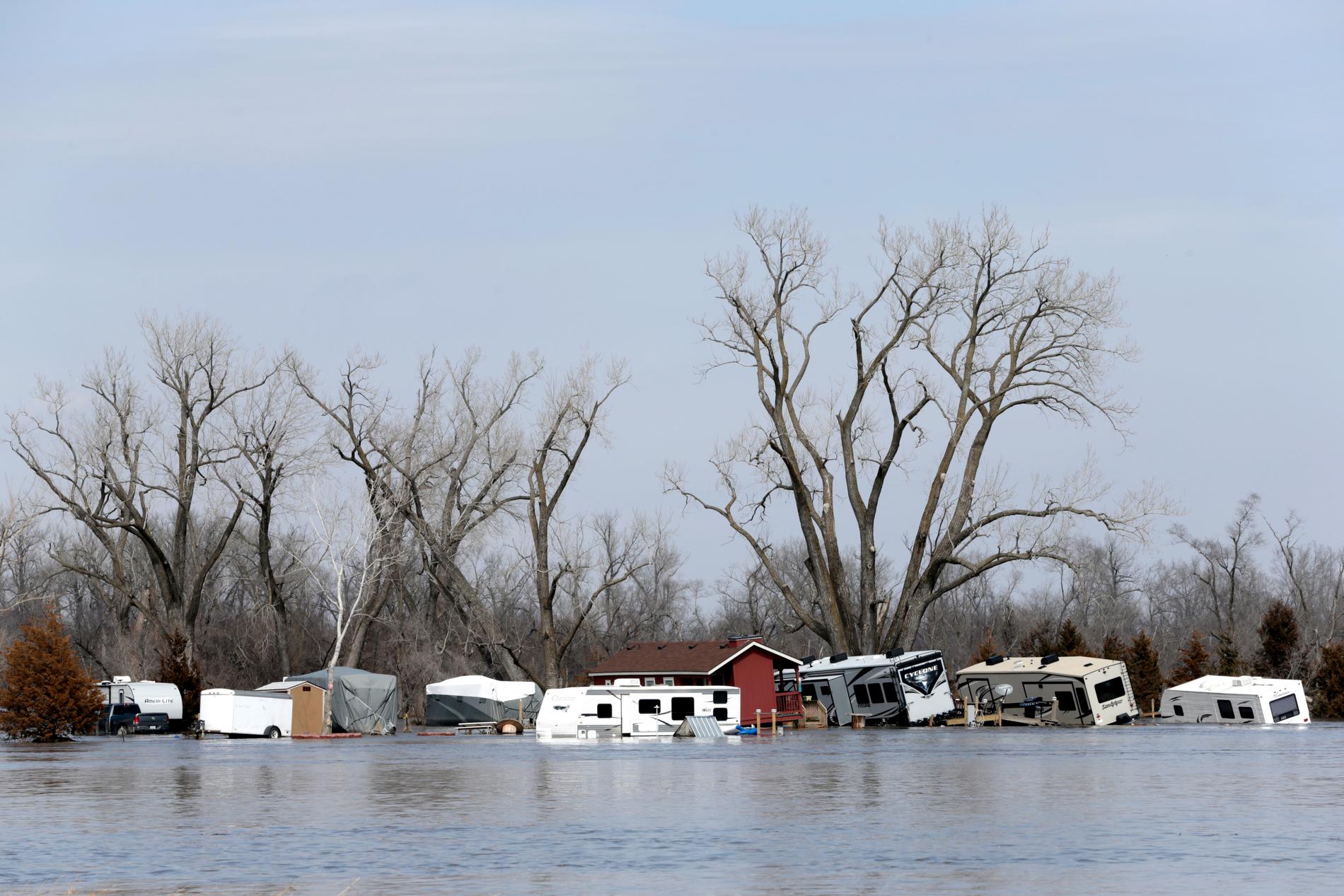 Fordon har sköljts bort i översvämningarna. Bilden är från i söndags i Plattsmouth, Nebraska.