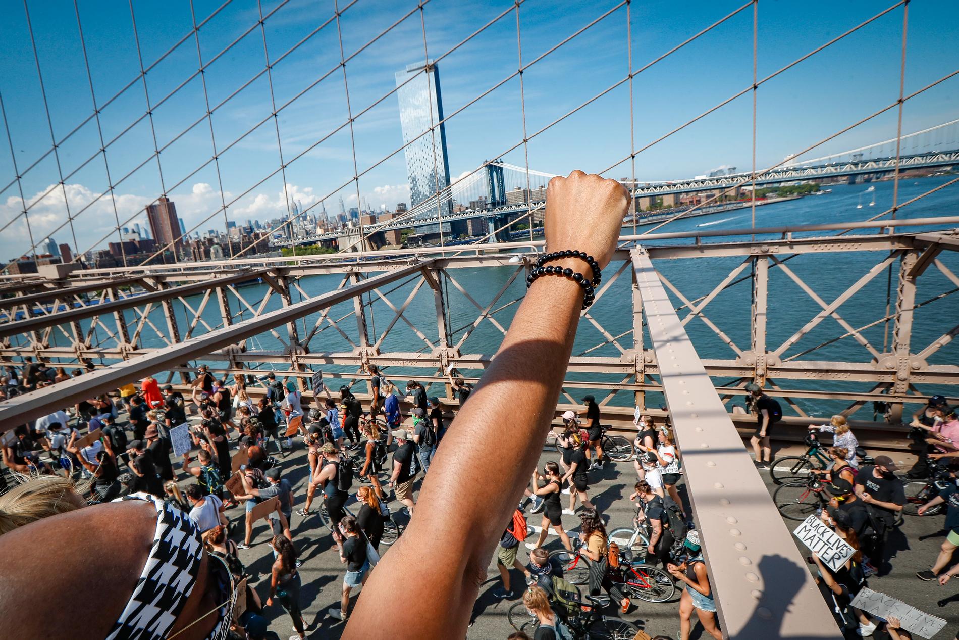 Tusentals New York-bor tågade över Brooklynbron den 19 juni, Juneteenth.