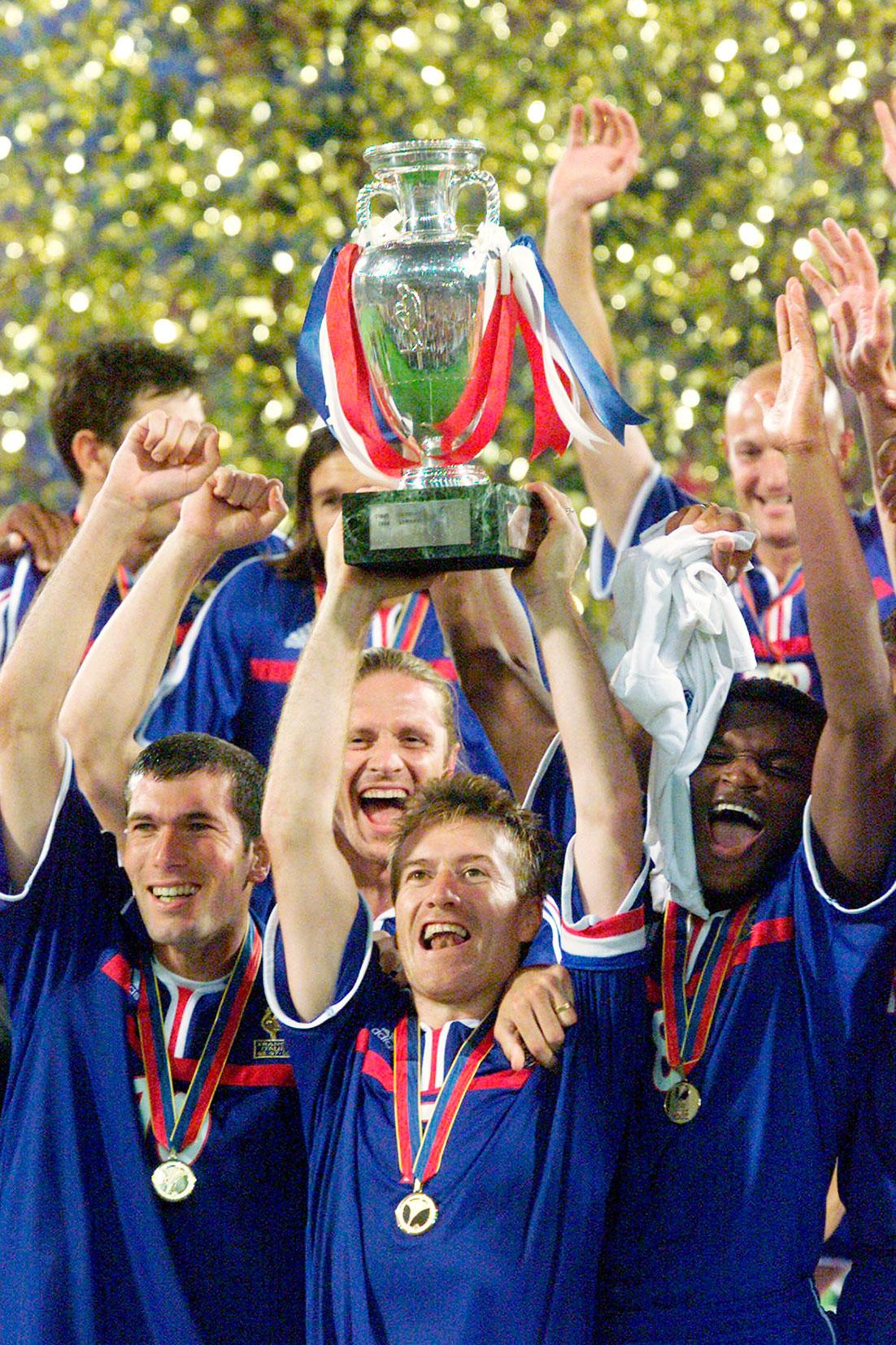 Frankrike följde upp VM-titeln 1998 med att även vinna EM två år senare efter att ha besegrat Italien i finalen med 2–1.