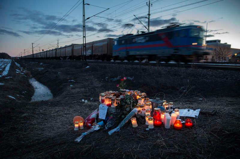 Intill järnvägsövergången där flickan tog sitt liv samlades i går flera ungdomar för att tända ljus och lämna blommor.