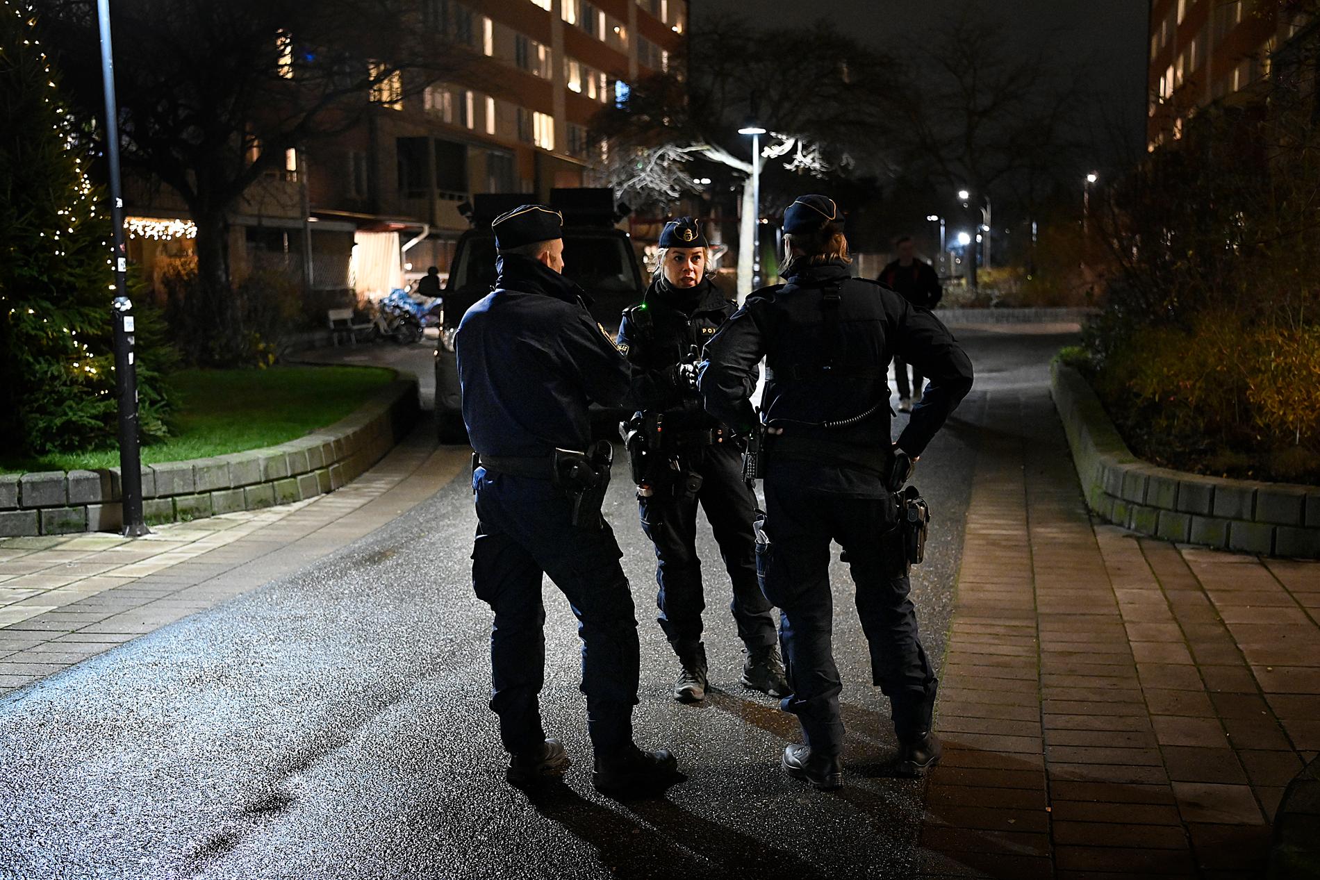 Polisen på plats i Fisksätra den 3 december 2020.