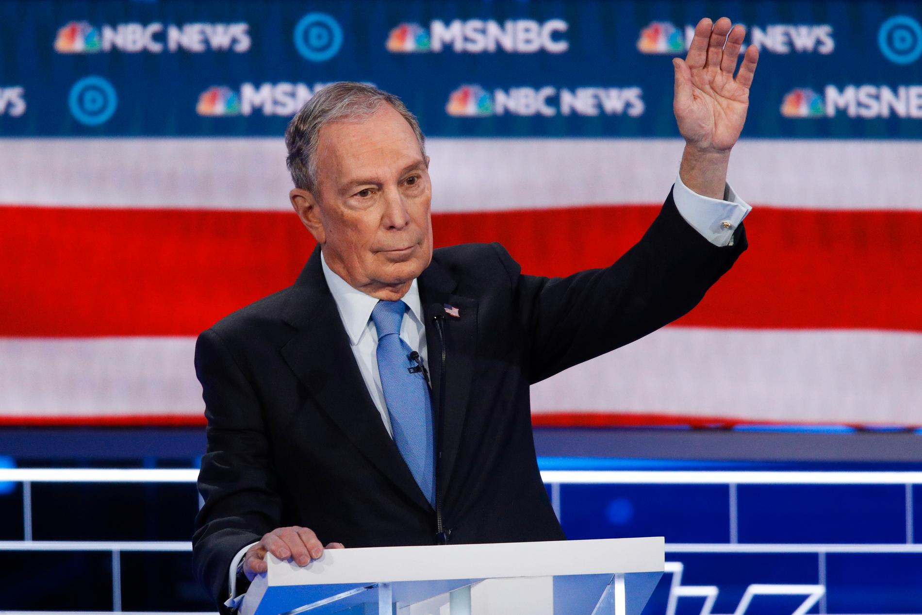 New Yorks tidigare borgmästare, affärsmannen Mike Bloomberg, försöker få ordet under Demokraternas tv-debatt i Las Vegas.
