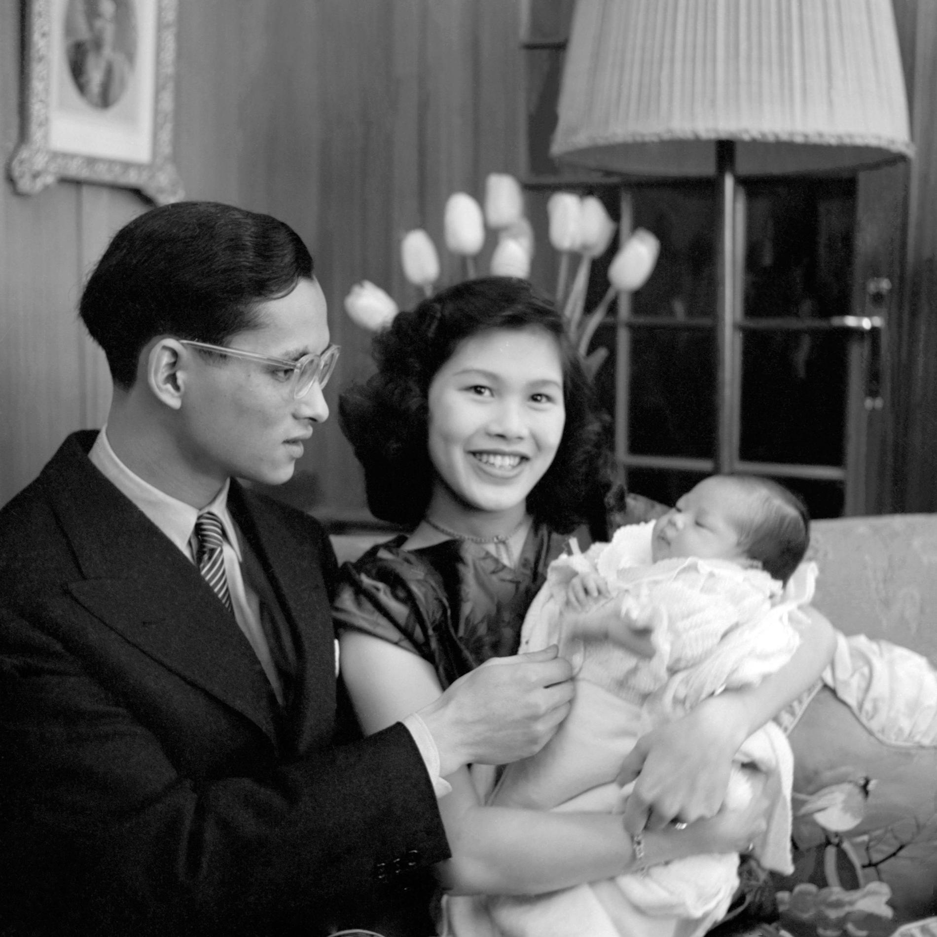 Kungaparet visar upp sitt första barn, prinsessan Ubol Ratana april 1951.