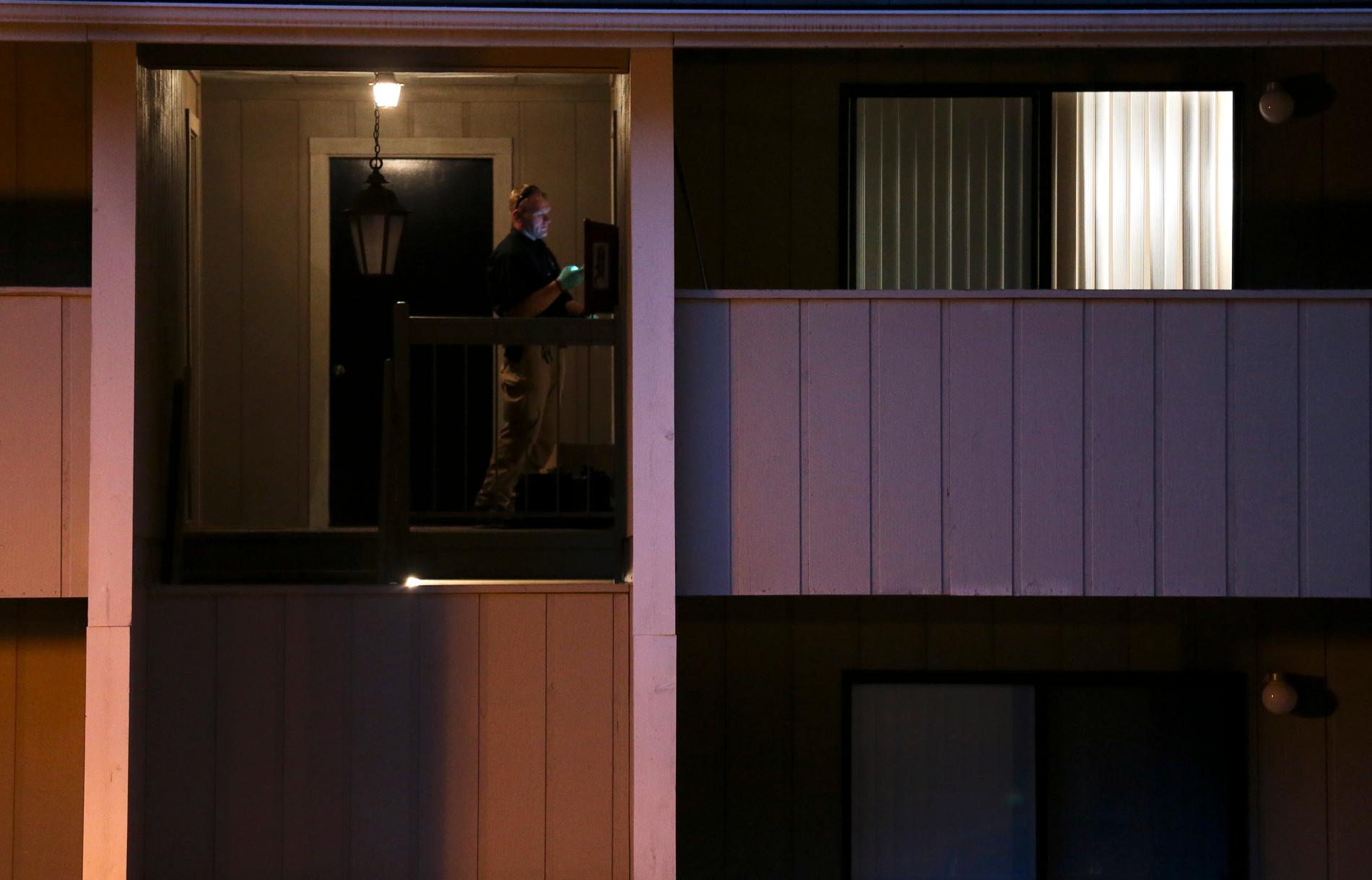 Polisen samlar bevis vid en lägenhet efter morden på journalisterna Alison Parker och Adam Ward.
