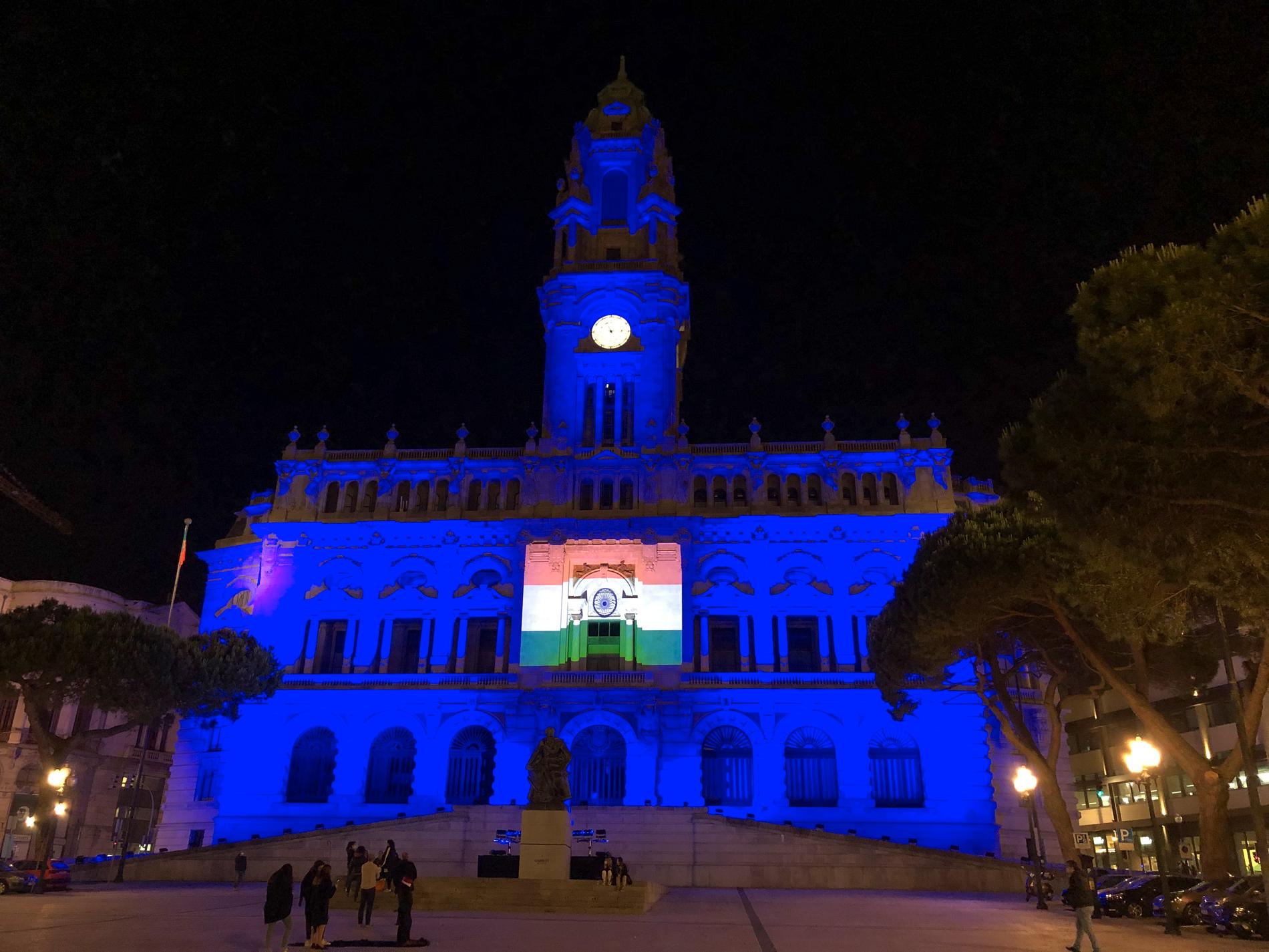 Indiens flagga projicerad på stadshuset i Porto inför lördagens EU-toppmöte, där Indiens premiärminister Narendra Modi deltar via webben.