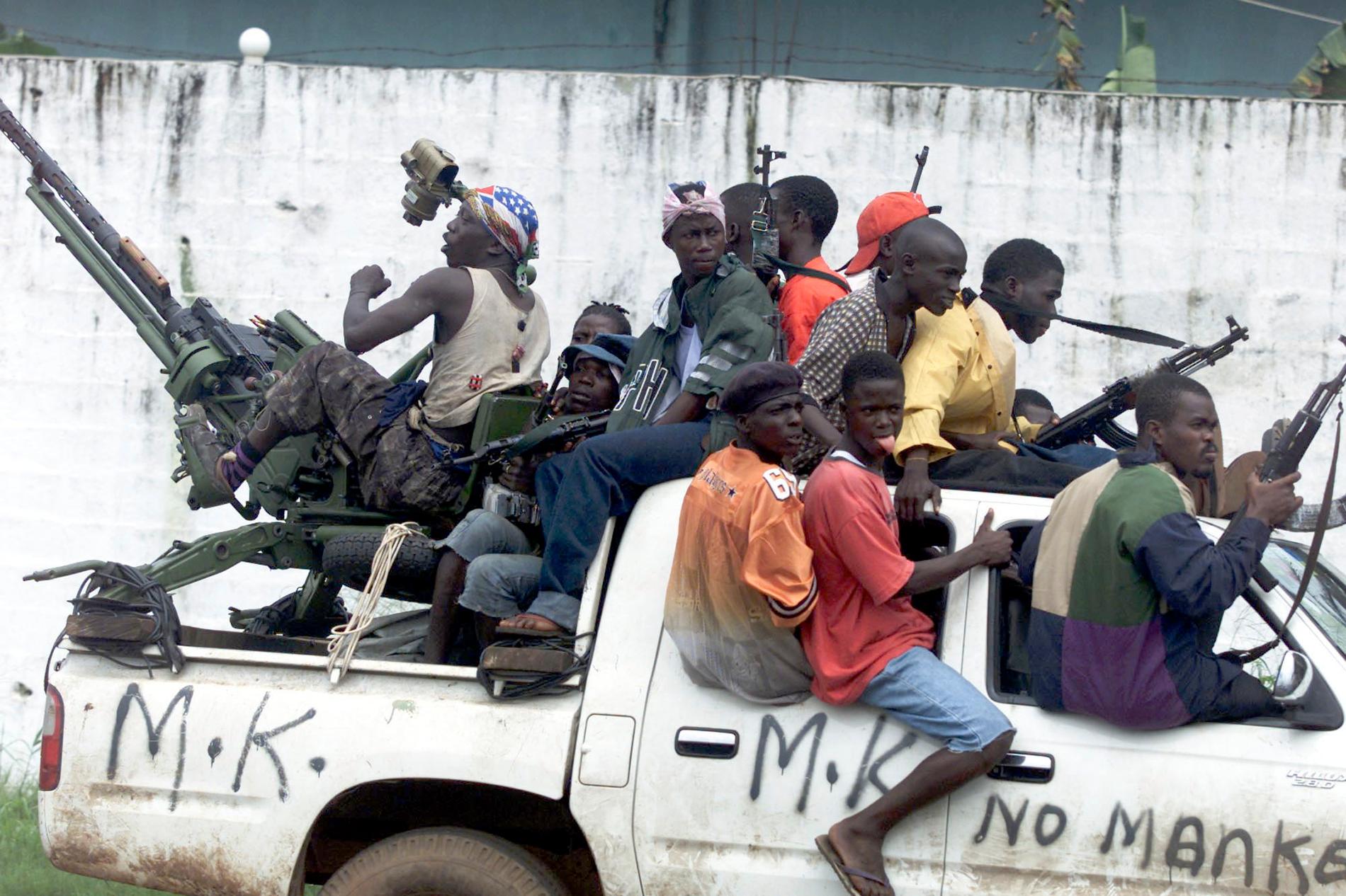 En sierraleonier i Finland begärs häktad misstänkt för krigsbrott. Arkivbild på rebellsoldater i Liberia i augusti 2003.