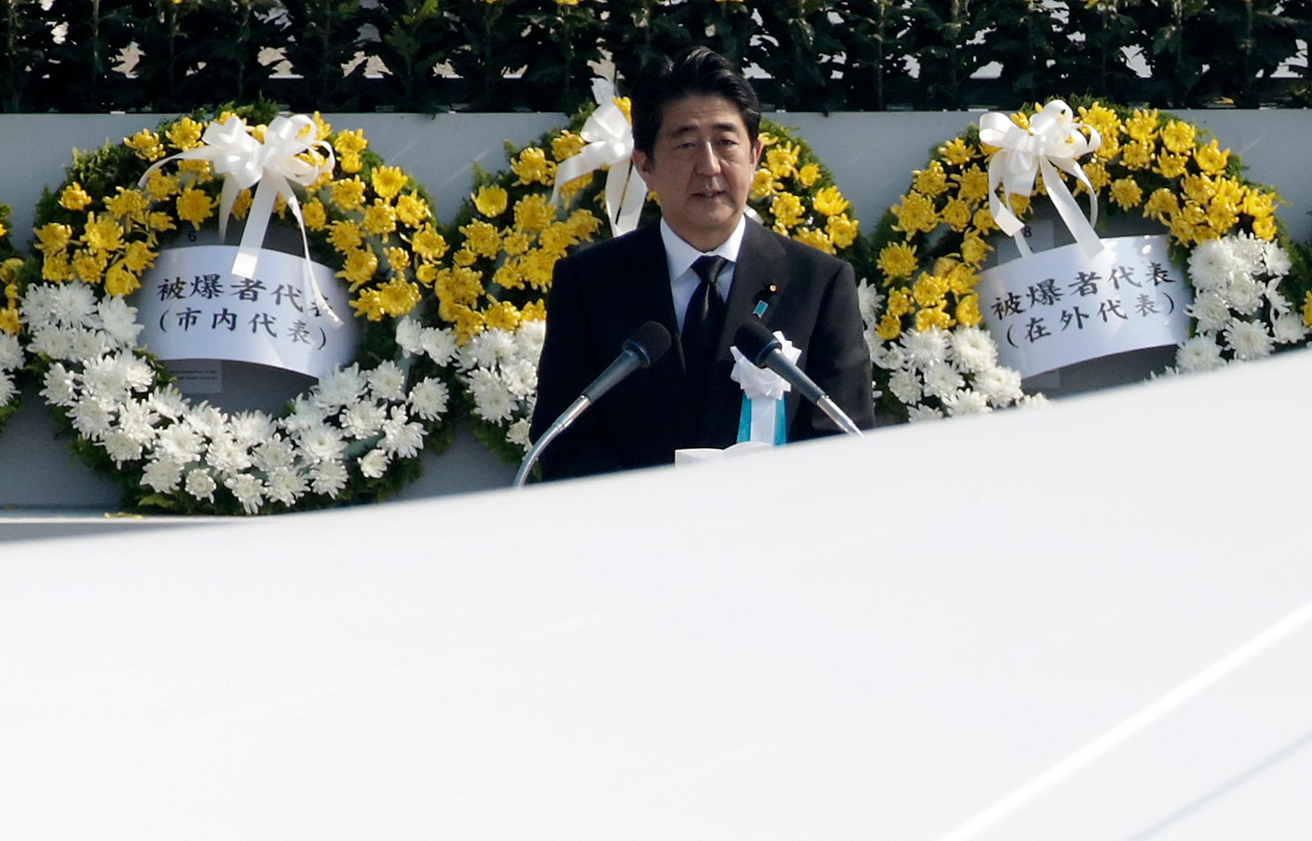 Premiärminister Shinzo Abe vill ändra grundlagen och tillåta Japan att skicka trupper utomlands.