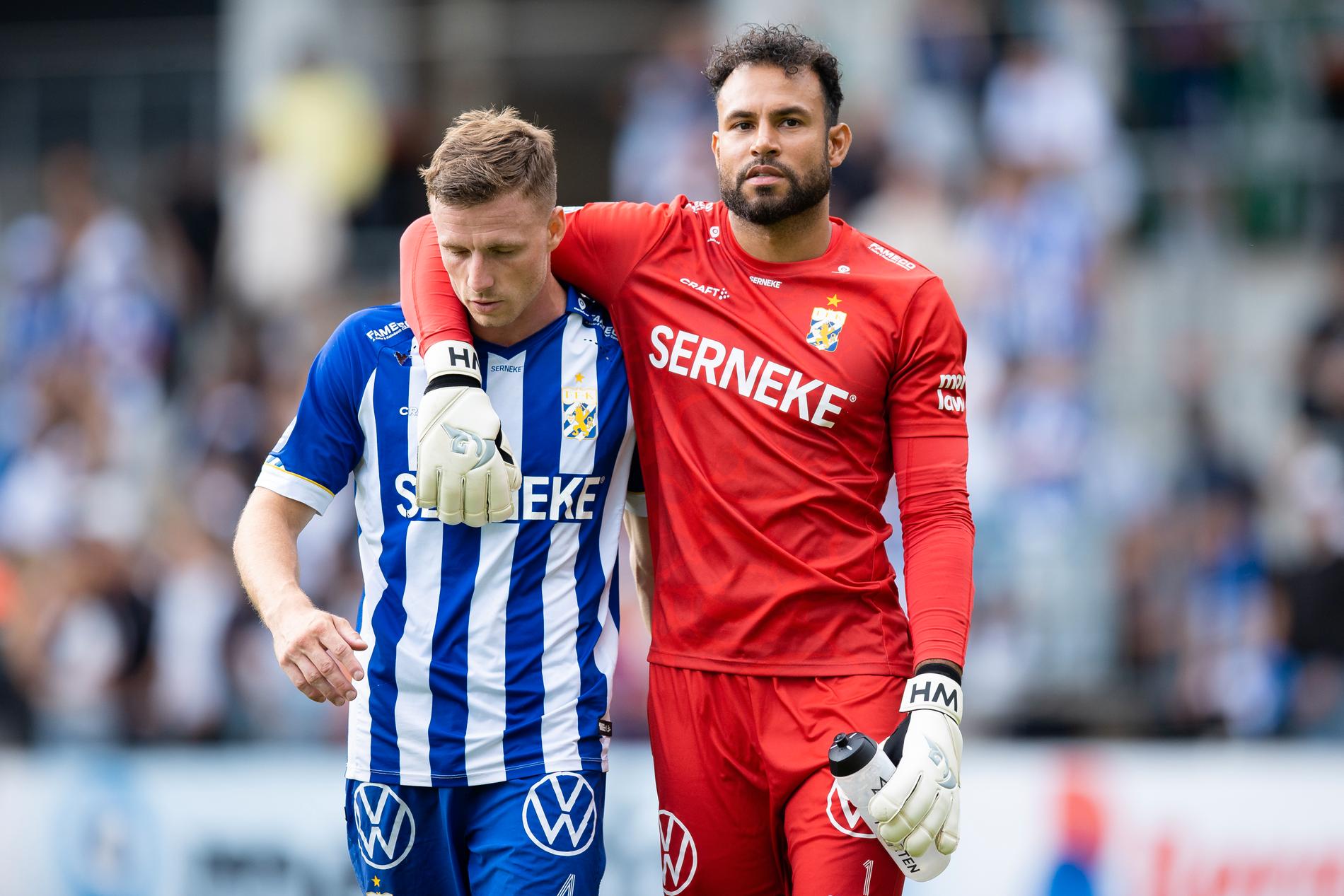 Warner Hahn kramar om Calle Johansson efter den allsvenska matchen mot Mjällby.