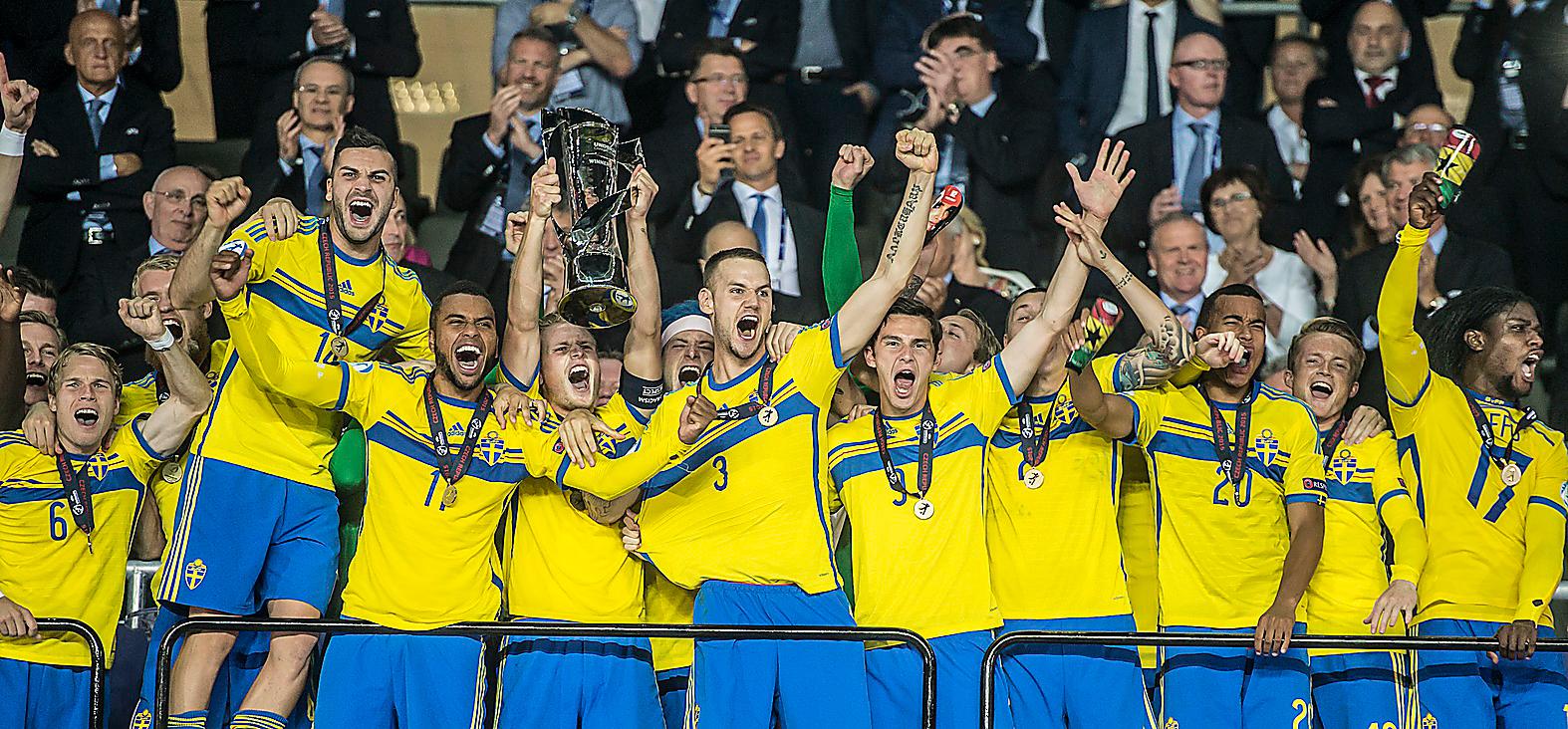 Guldjubel Svenska U21-landslaget efter finalsegern i EM förra året. ”Ett lag som förenar det nya och gamla Sverige”, menar Erik Niva. Foto: Pontus Orre