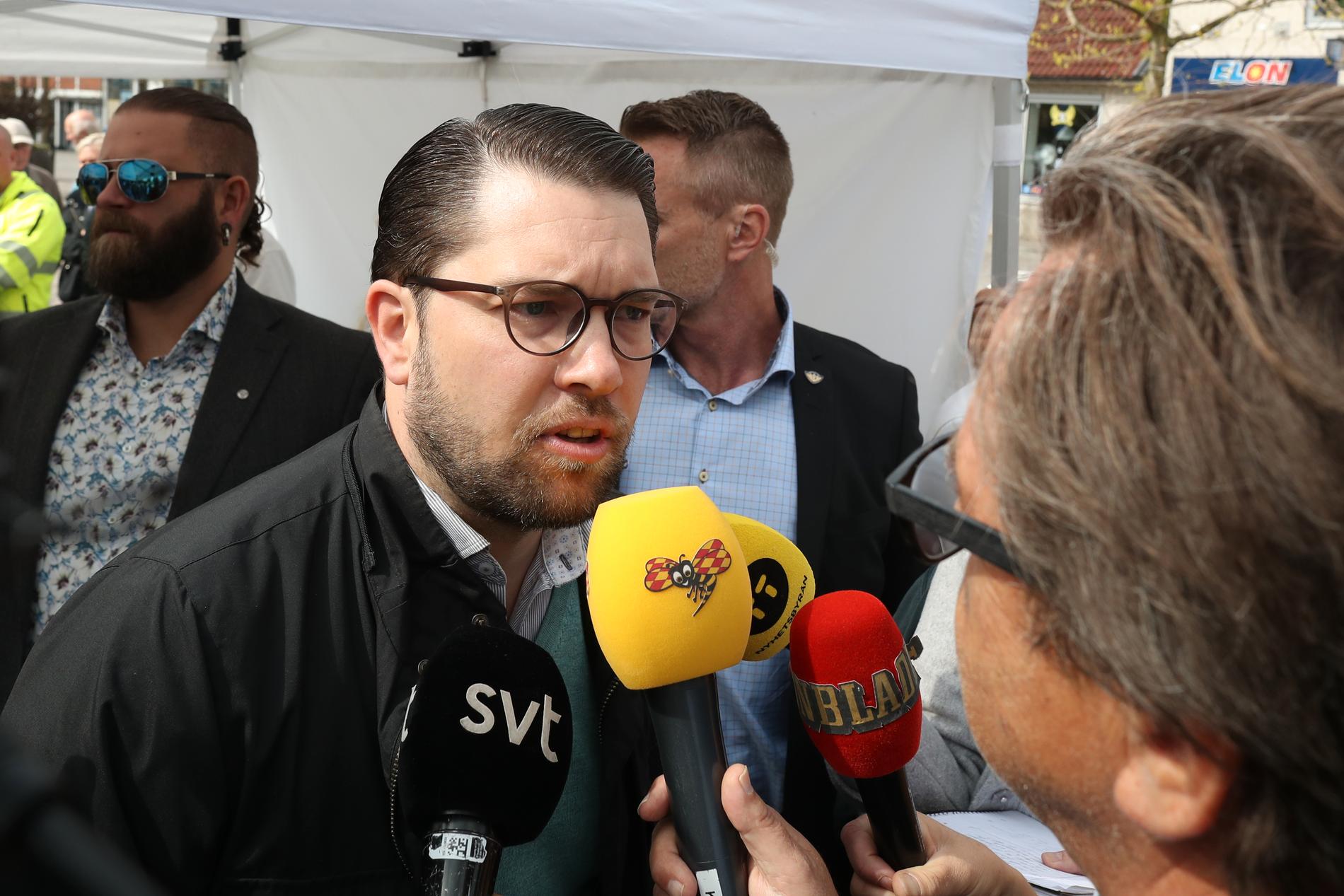 SD:s partiledare Jimmie Åkesson anser att Peter Lundgren kan sitta kvar efter uppgifterna om att han ska ha tafsat på en kvinnlig partikamrat. 