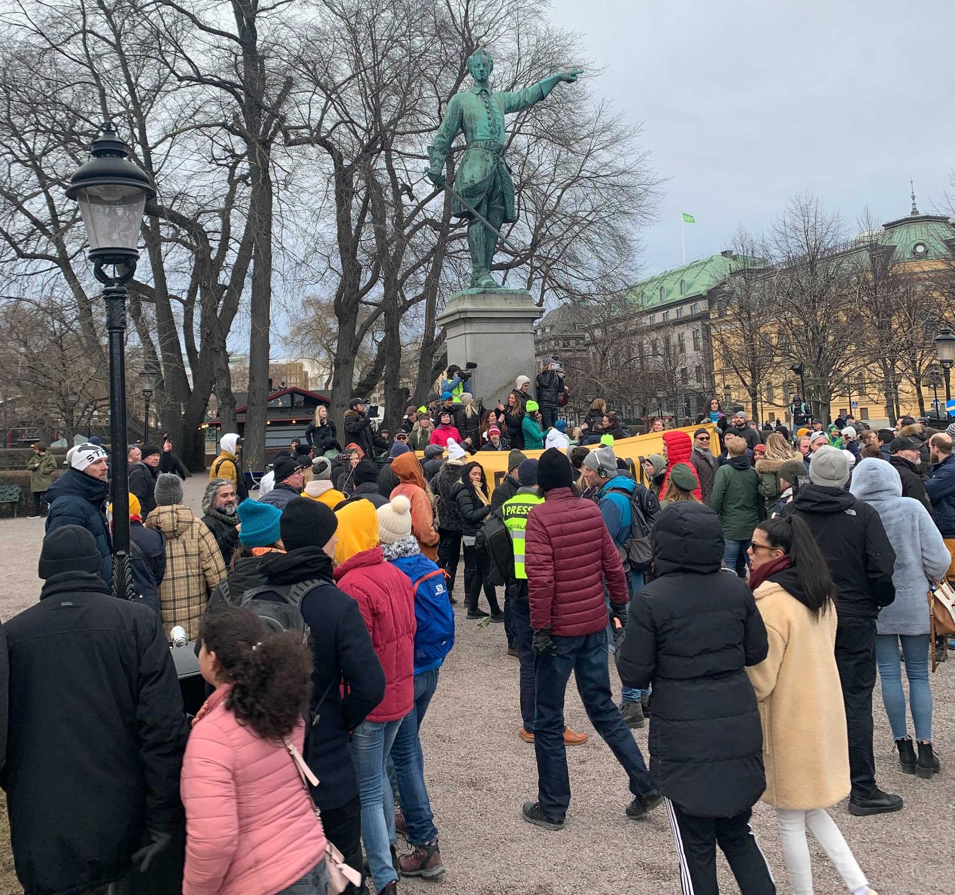 När demonstranterna nått fram till Kungsträdgården samlades man vid statyn av Karl XII. Där sjöng flera personer nationalsången. 
