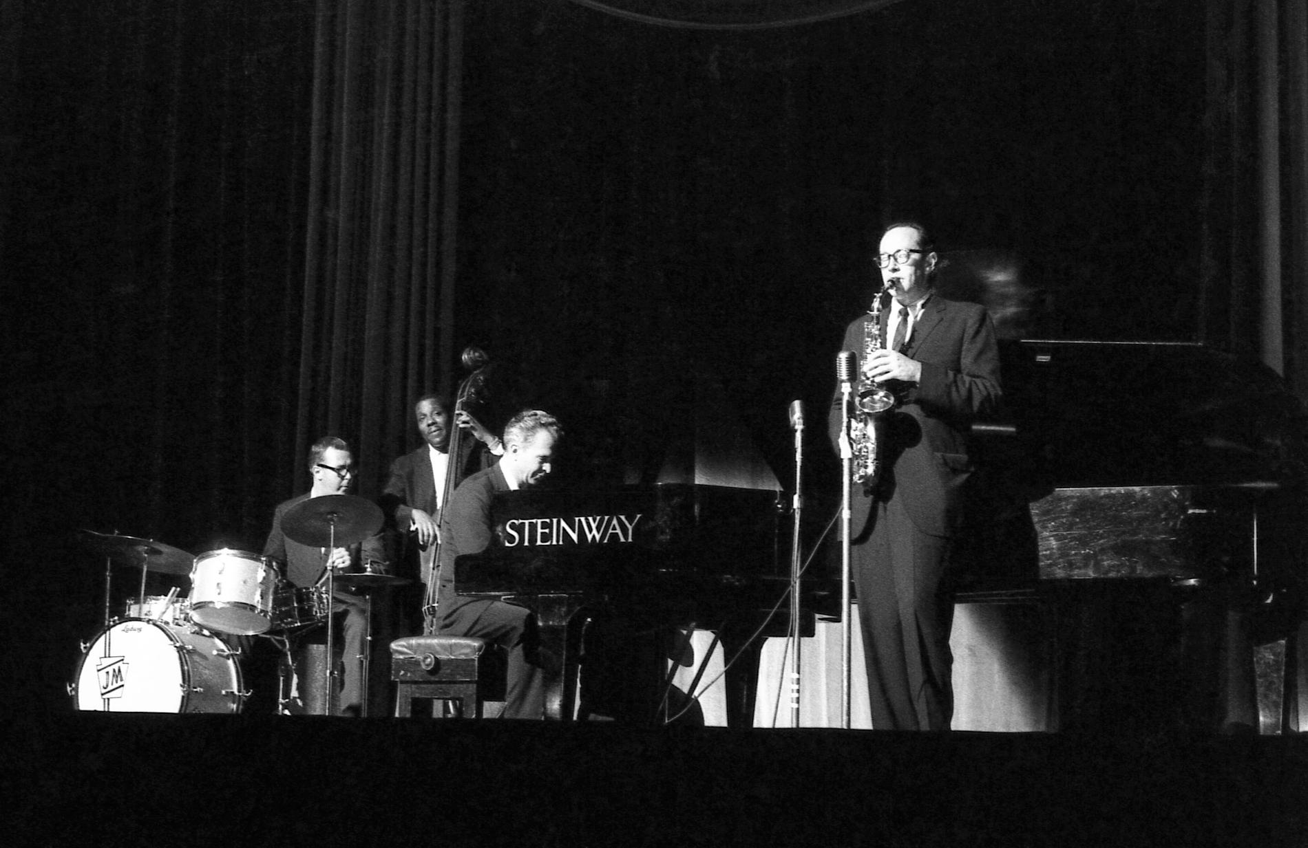 Eugene Wright på bas med Dave Brubeck Quartet i London 1964. Arkivbild