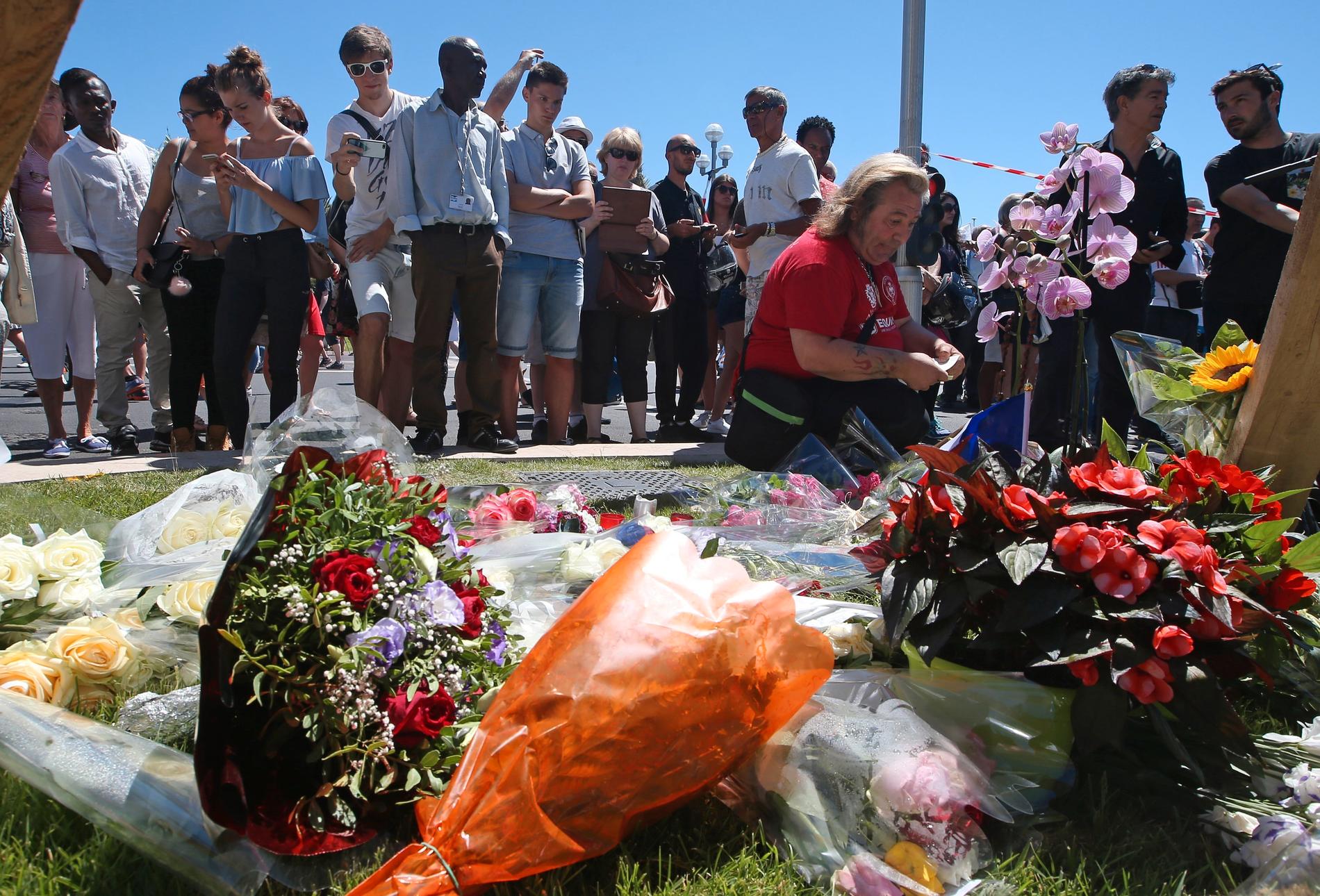 Tre dagars landssorg. Det var under Frankrikes nationaldagsfirande på strandpromenaden i Nice som gärningsmannen körde rakt in i folksamlingen. Minst 84 personer har dött.