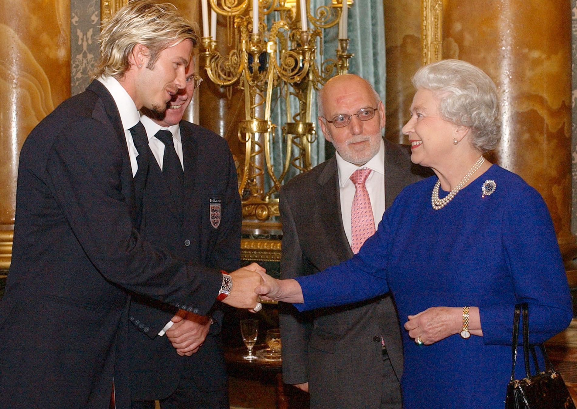 David Beckham träffar drottning Elizabeth 2002 tillsammans med Sven-Göran Eriksson. 