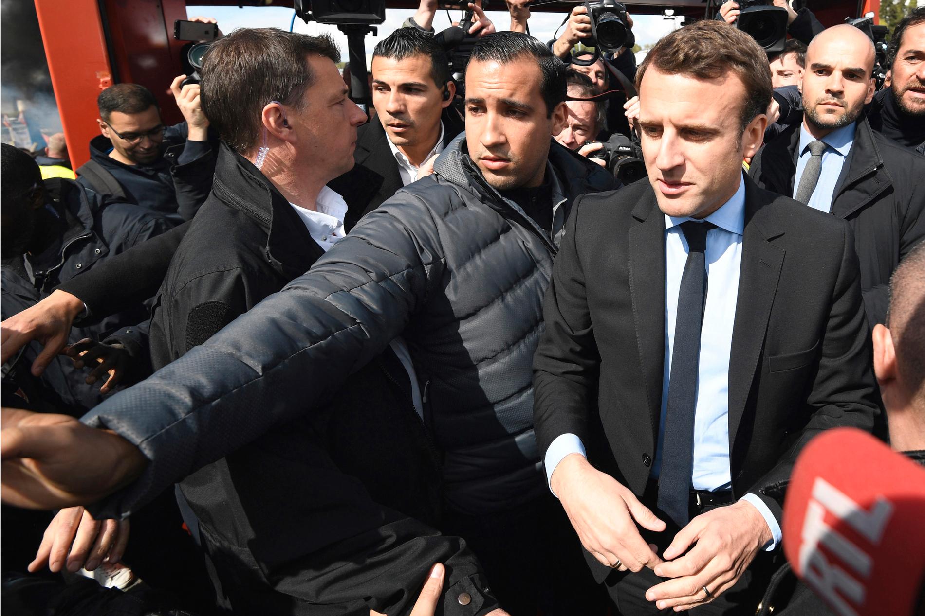 Frankrikes president Emmanuel Macron flankerad av livvakten och säkerhetsansvarige Alexandre Benalla under presidentvalskampanjen 2017. Arkivbild.