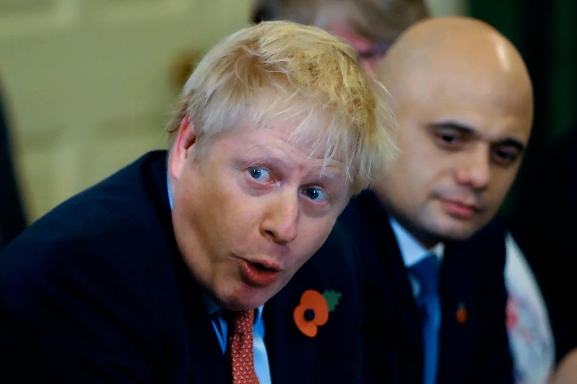 Storbritanniens premiärminister Boris Johnson på regeringsmöte med finansminister Sajid Javid.