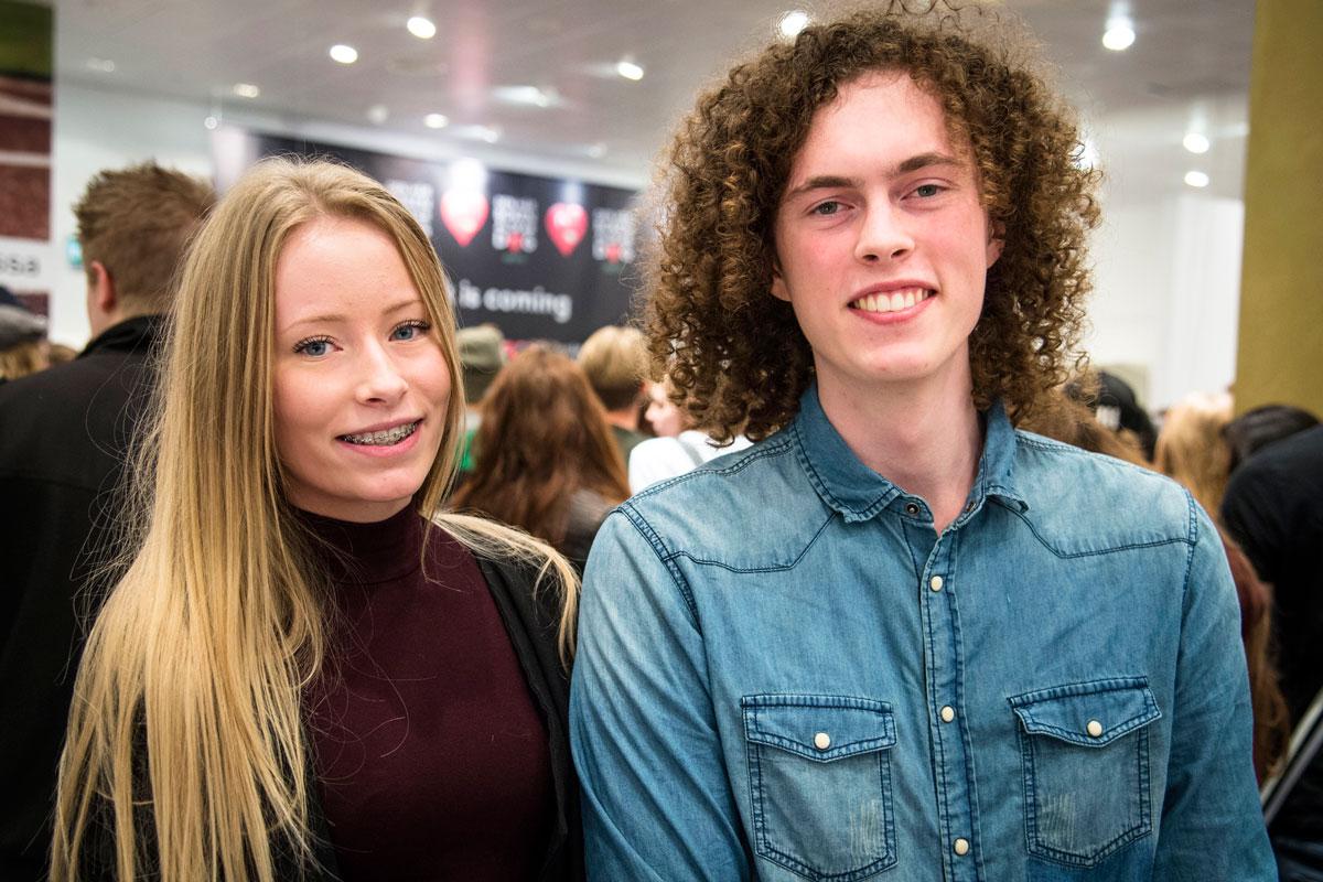 Syskonen Albin Olsson, 19, och Matilda Olsson, 17, bilade upp från Norrköping tillsammans med sin mormor. ”Det känns jättepirrigt”, säger Matilda.