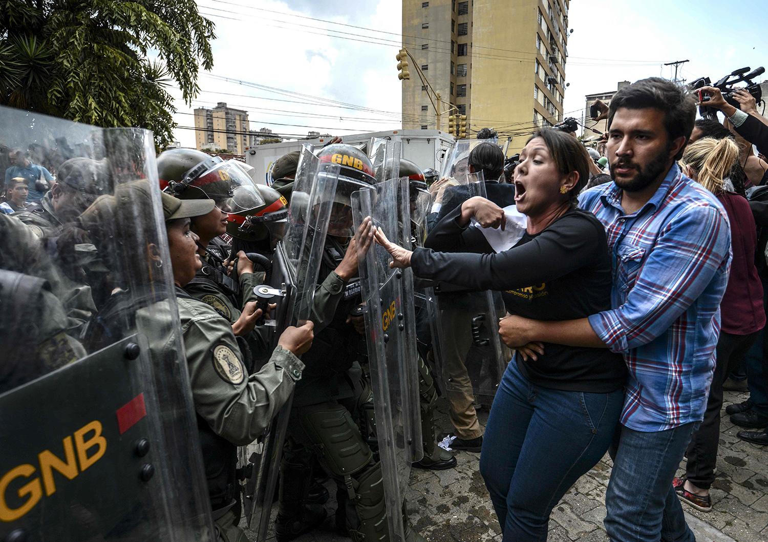 Oppositionspolitikern Amelia Belisario protesterar mot Högsta domstolen i Venezuela.