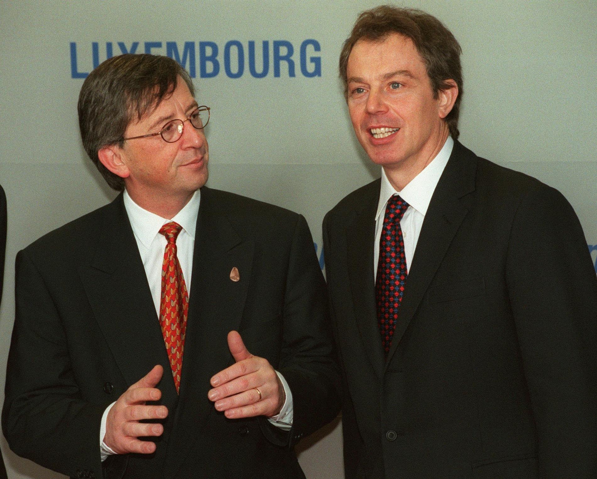 Luxemburgs dåvarande premiärminister Jean-Claude Juncker med sin brittiske kollega Tony Blair på EU-toppmöte i Luxemburg i december 1997.