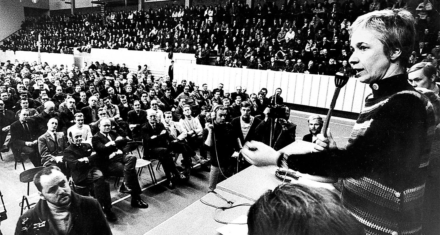 Sara Lidman talar till de strejkande gruvarbetarna vid LKAB under den stora gruvstrejken 1969–70. Omkring 5 000 arbetare strejkade.
Foto: Aftonbladet