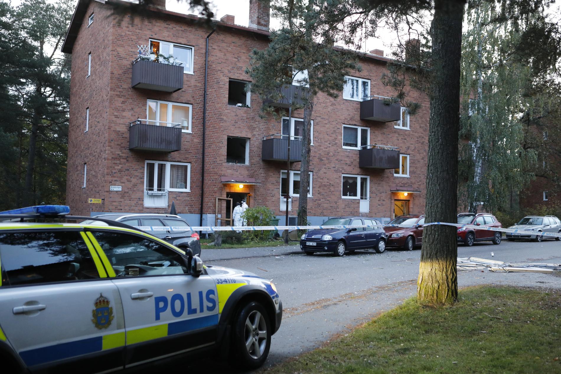 En explosion inträffade i en trappuppgång i västra Stockholm under lördagsnatten. Fönster har krossats och det är skador på flera lägenhetsdörrar. Ingen person har skadats, men en förundersökning om allmänfarlig ödeläggelse har inletts.