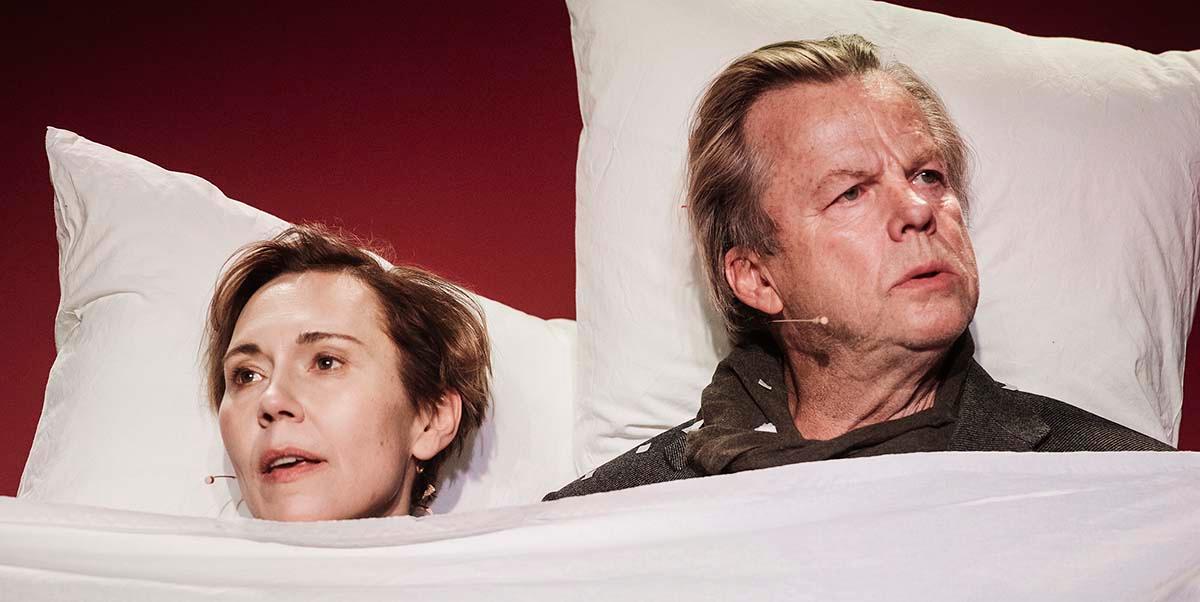 Jessica Liedberg som Ester Nilsson och Krister Henriksson som Hugo Rask i ”Egenmäktigt förfarande” på Scalateatern i Stockholm.