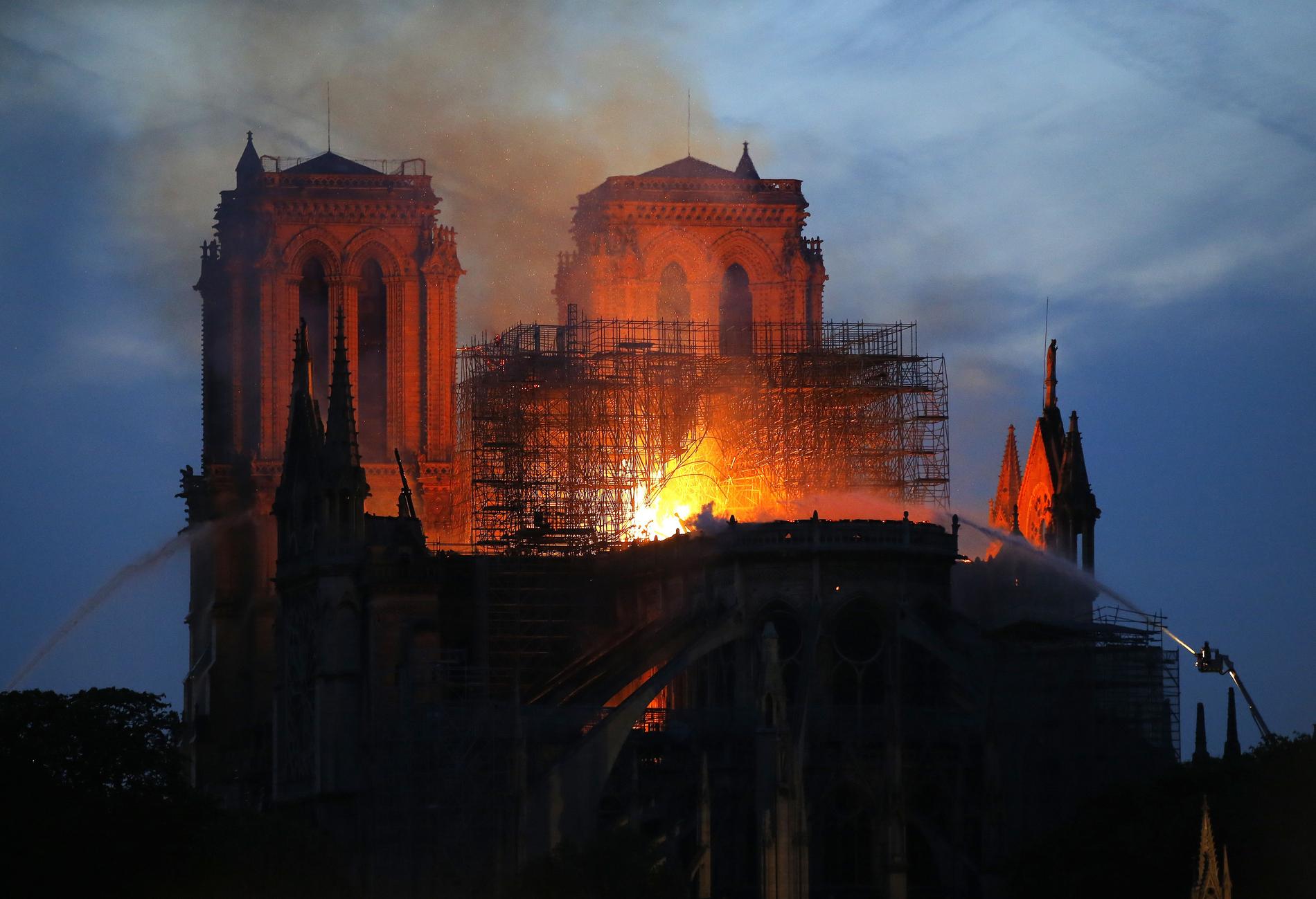 Notre-Dame-katedralen drabbades av en våldsam brand under måndagskvällen