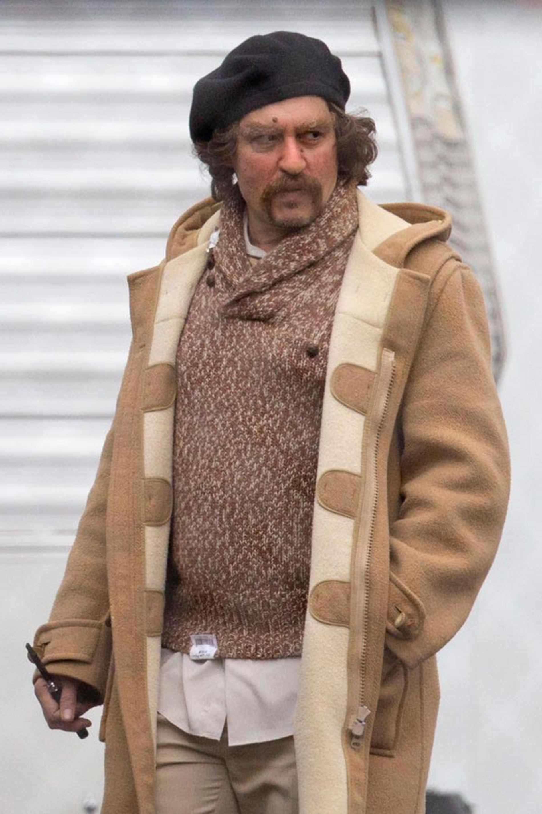 Johnny Depp oigenkännbar i mundering under filminspelning.