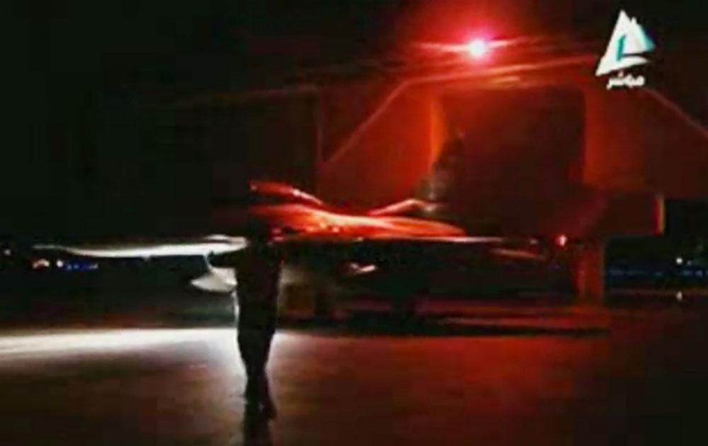 Egyptisk tv visar när ett stridsplan backas ur hangaren inför flyganfallen mot IS.