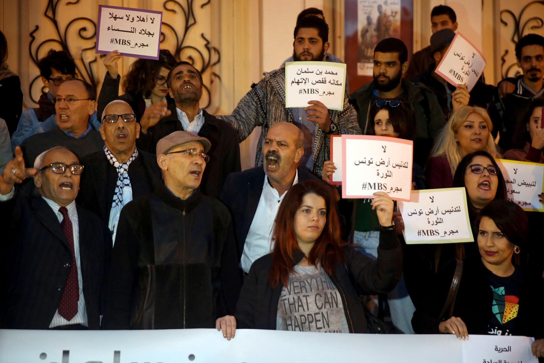 Protester för yttrandefrihet och emot den saudiske kronprinsen Mohammed bin Salman när denne besökte Tunisien i november, månaden efter det saudiska mordet på journalisten Jamal Khashoggi.
