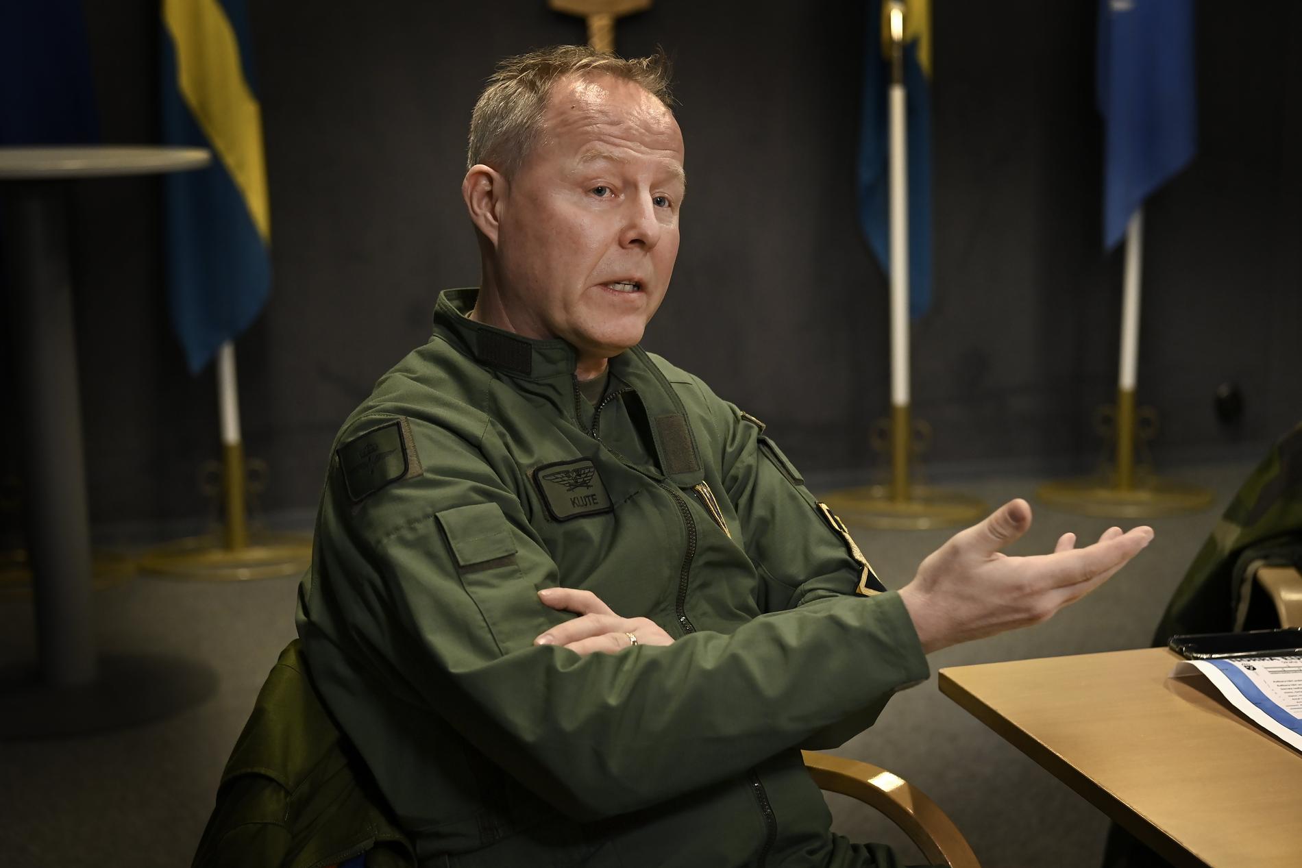 Flygvapenchefen Carl-Johan Edström delar inte bilden att samarbetsklimatet mellan parterna är dåligt. 