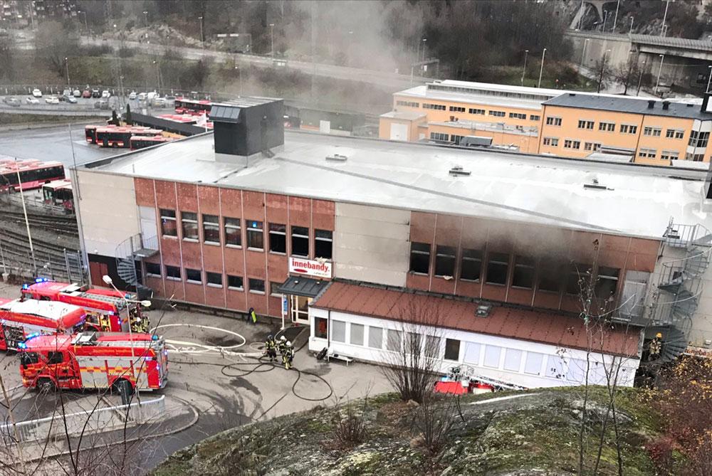 Det brinner i en sporthall i södra Stockholm.