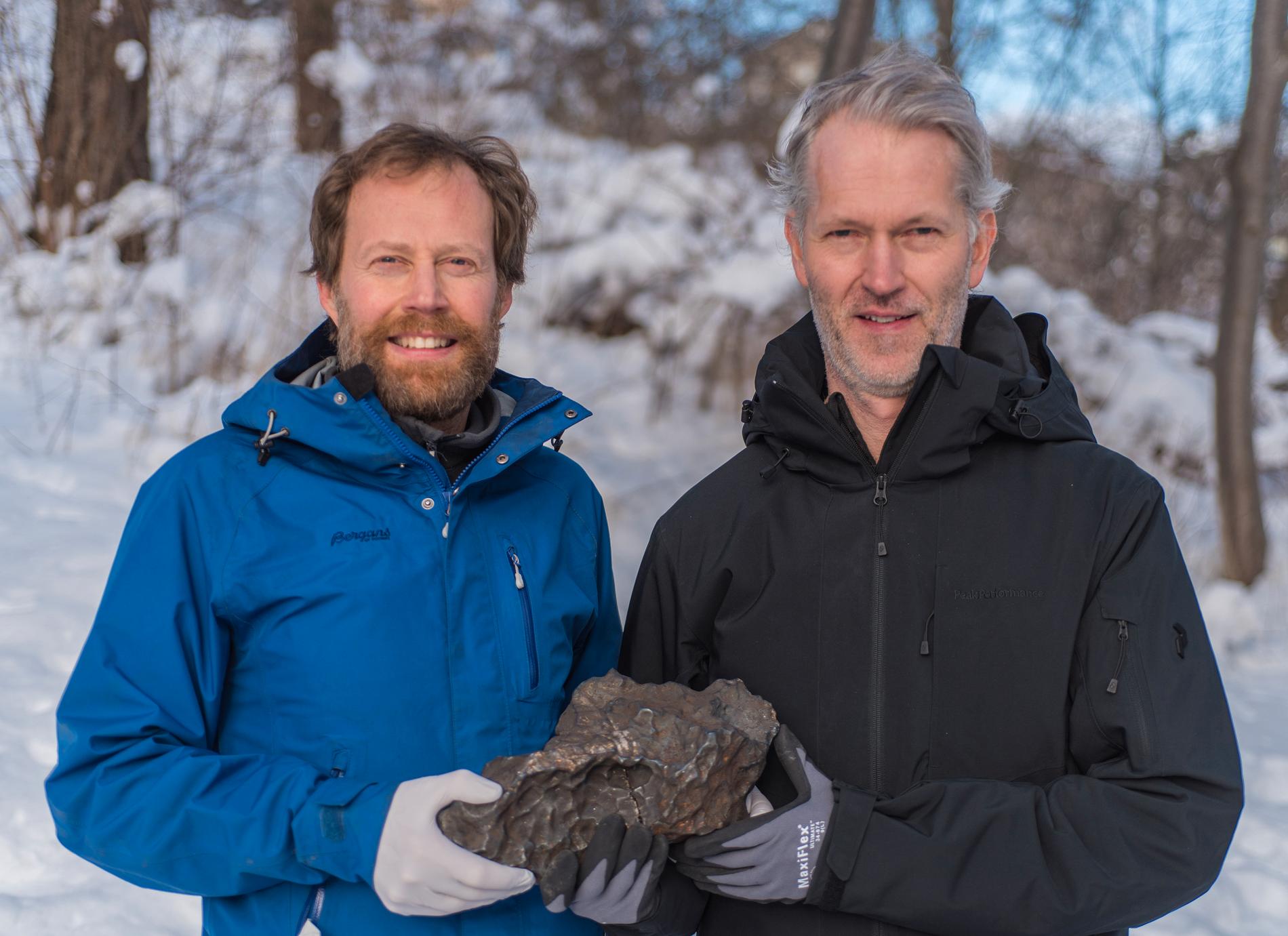 Geologerna Andreas Forsberg och Anders Zetterqvist med den unika järnmeteoriten.