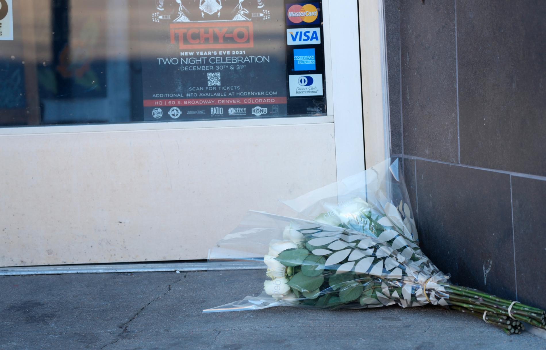 Blommor utanför en tatueringssalong i Denver, en av de platser där en gärningsman ska ha skjutit.