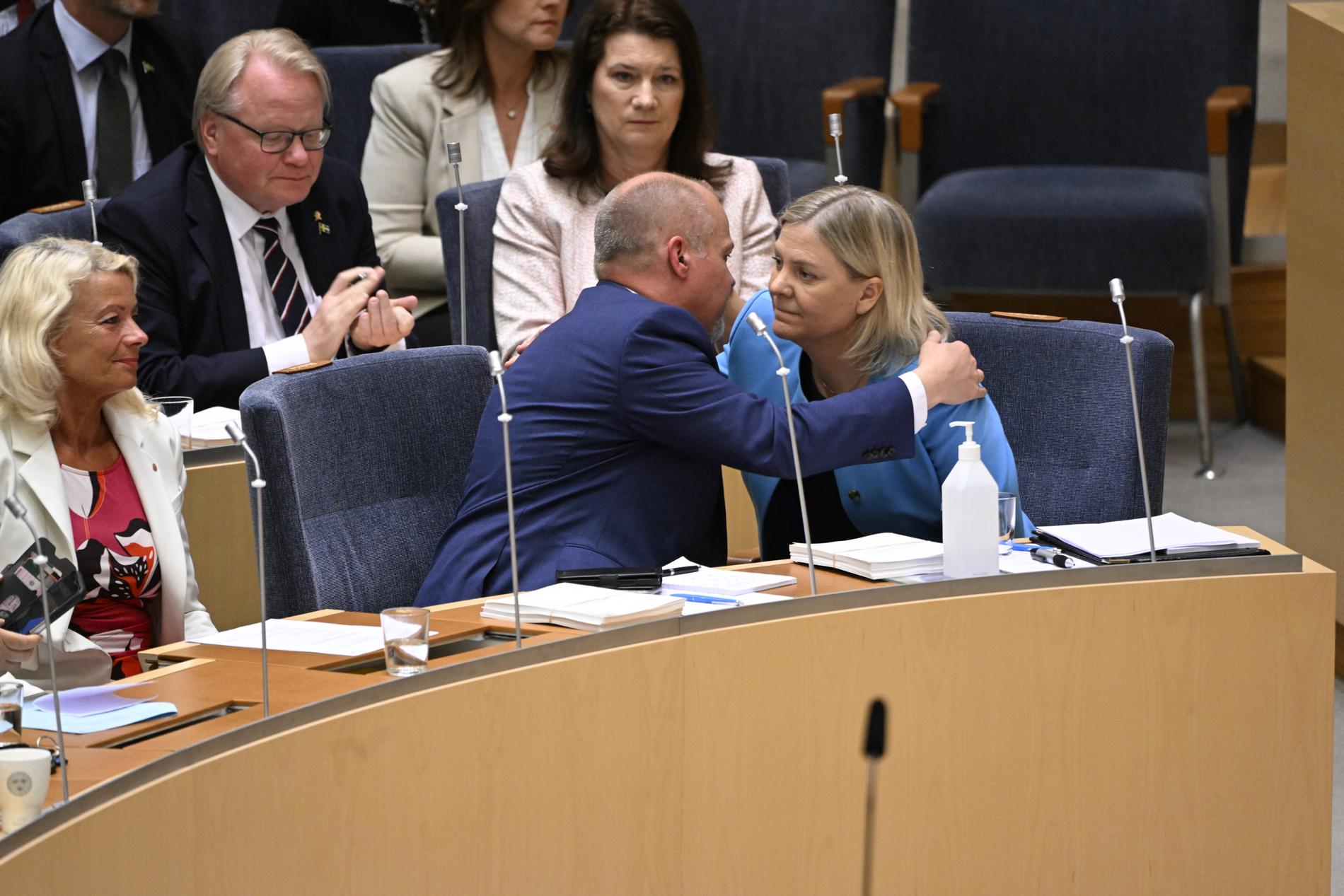 Justitieminister Morgan Johansson kramar statsminister Magdalena Andersson efter misstroendeomröstningen mot honom i riksdagen.