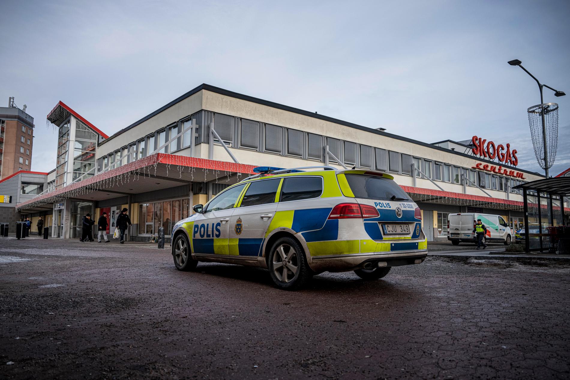 ”Det känns som att våldet finns i hela Stockholm nu”, säger en mamma Aftonbladet träffar i Skogås.
