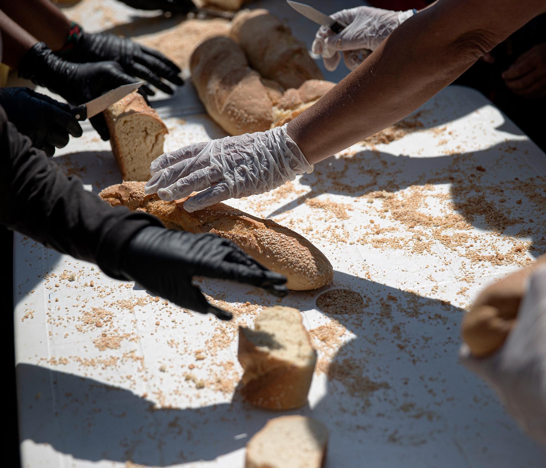 Bröd delas ut till flyktingarna.