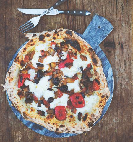 Pizza med grönsaker, mozzarella - och taleggio