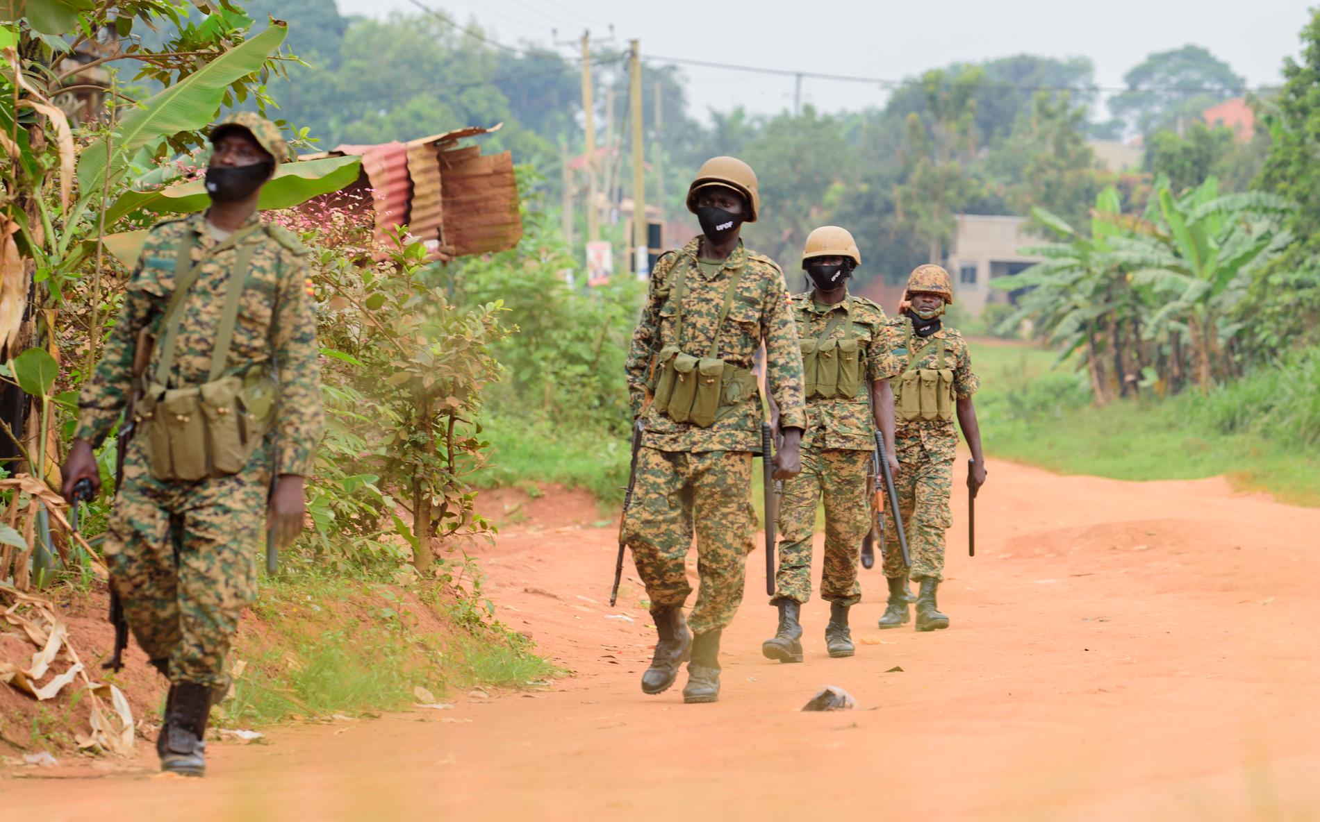 Soldater vaktar oppositionsledaren Bobi Wines ägor i huvidstaden Kampala.