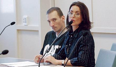 Christer Aggett med sin advokat Hanna Lindblom under häktningsförhandlingen.