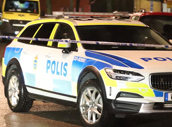 Polisen spärrade av vid flerfamiljshuset i Rinkeby.