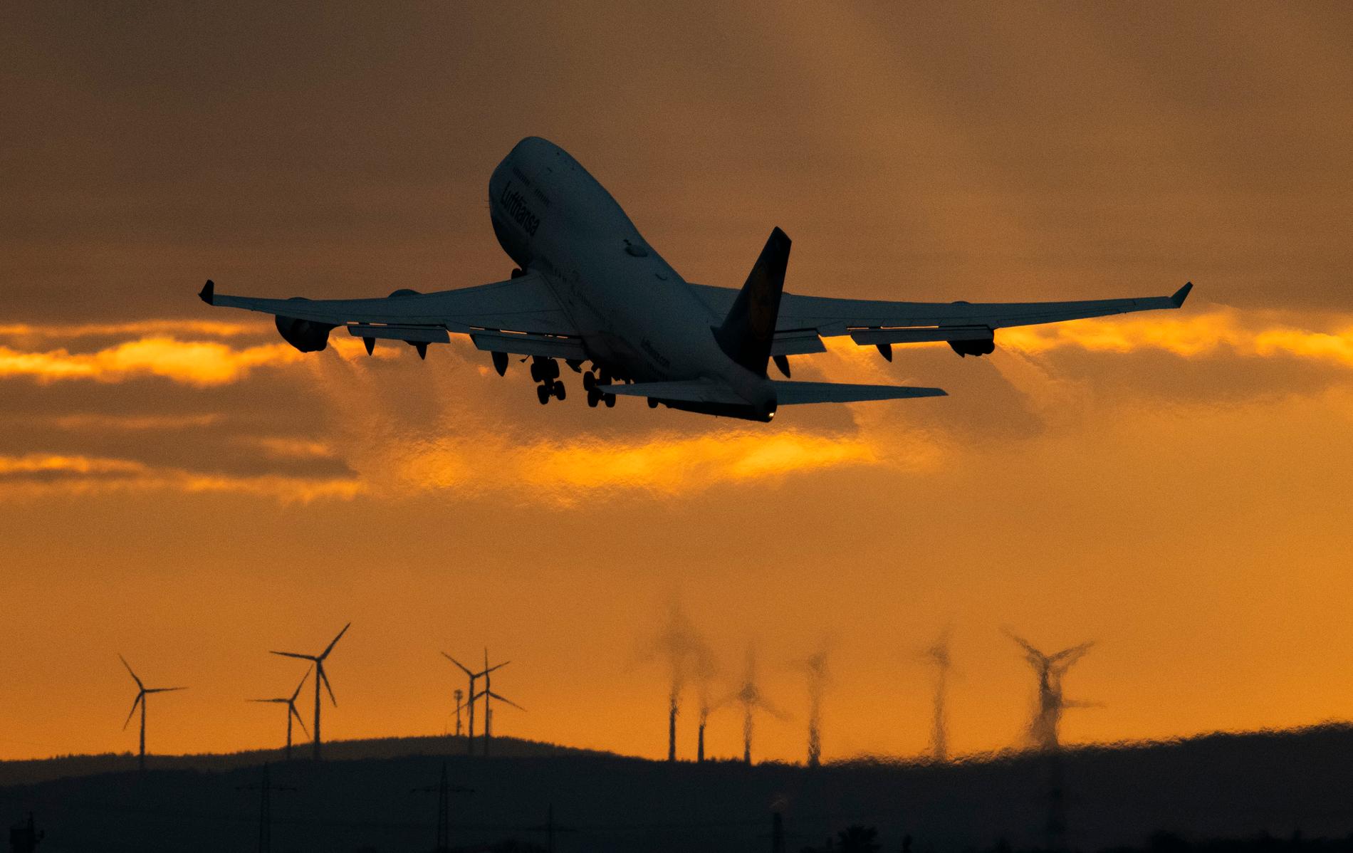 Branschorganisationen ACI Europe räknar efter en oväntat låg aktivitet i juni med att det dröjer till 2024 innan flygtrafiken är tillbaka på 2019 års nivåer. På bilden: en av Lufthansas Boeing 747. Arkivbild.