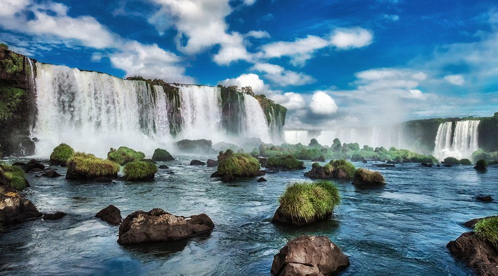 Iguaçufallen i Brasilien är mäktiga att besöka. Det största har en fallhöjd på 80 meter. 