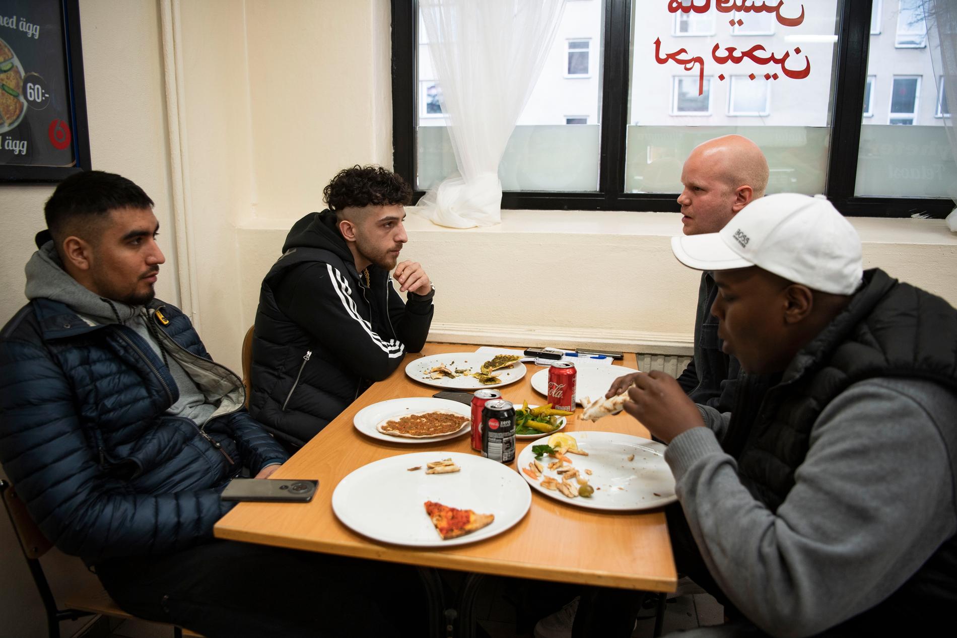 Managern Gringo och rapparna Z.E och Jiggz äter pizza på Glömmingegränd i Tensta. 