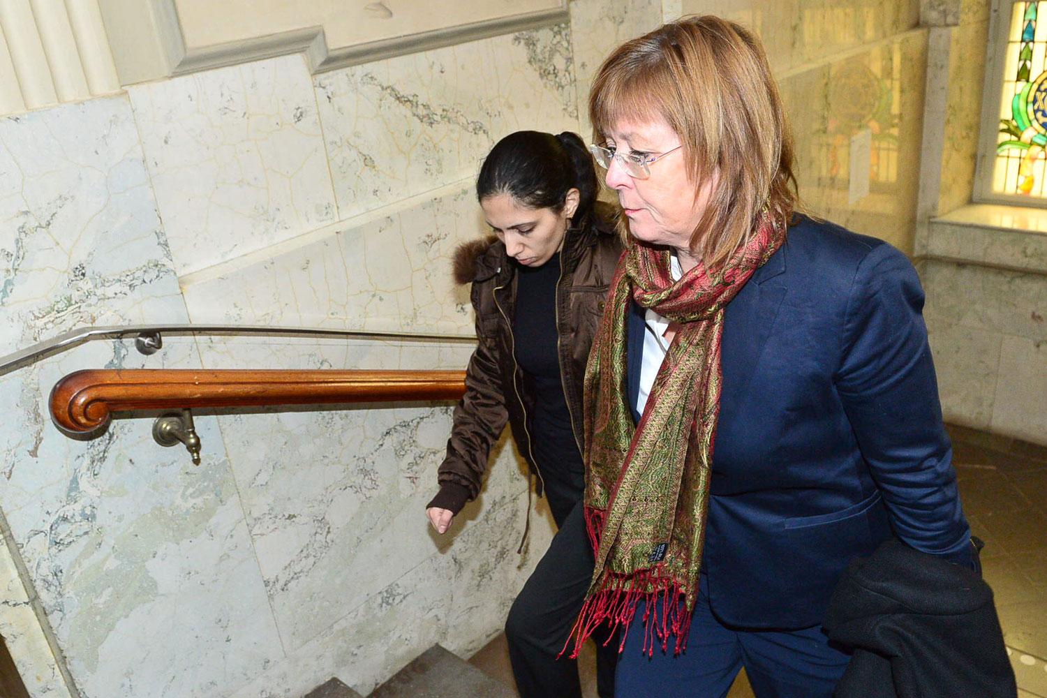 Yaras mamma Madleen Alnajjar på väg in i rättssalen.