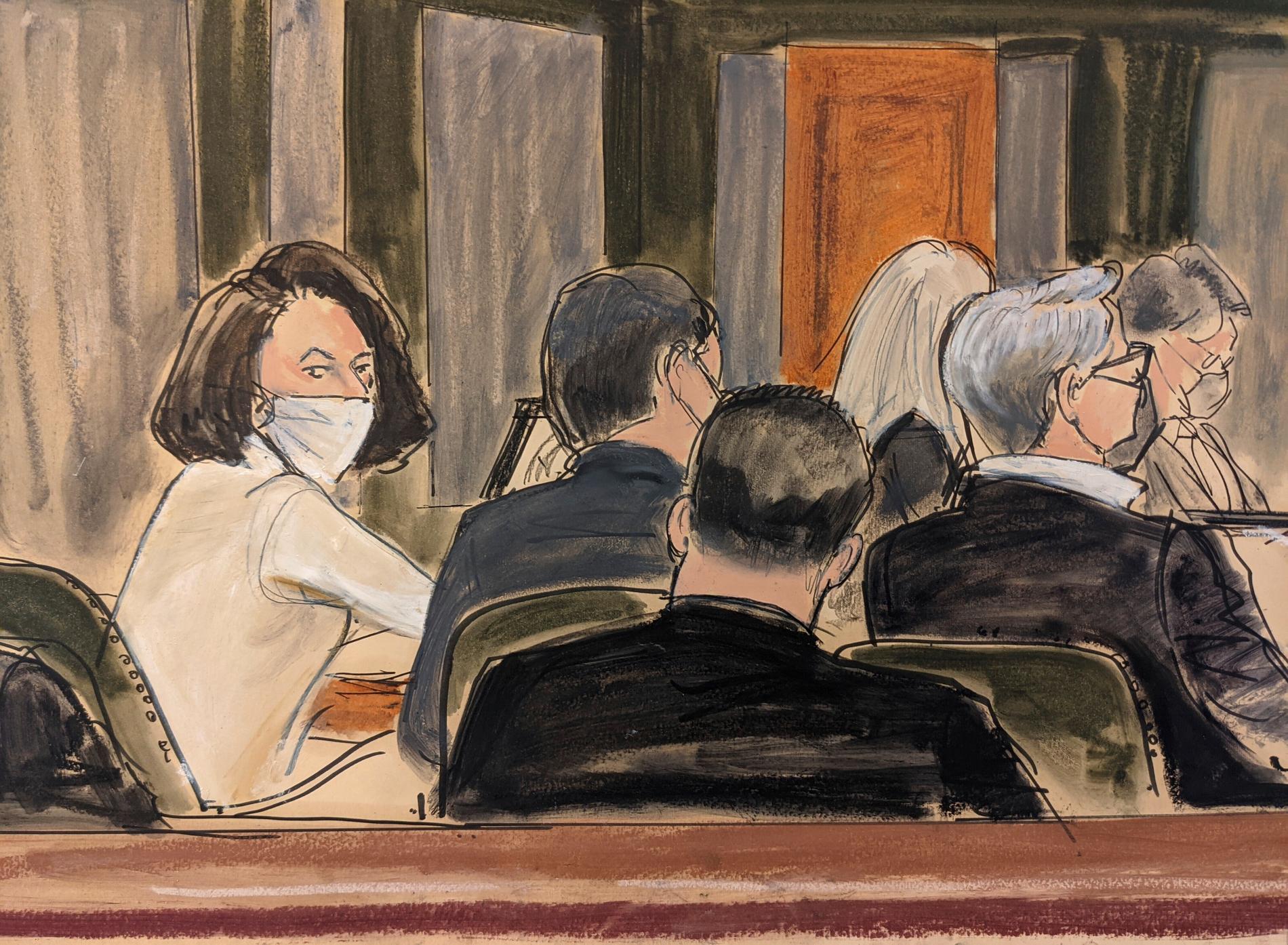 Rättegångsteckning på Ghislaine Maxwell, ljust klädd med munskydd, under måndagens förhandling i domstolen i New York.